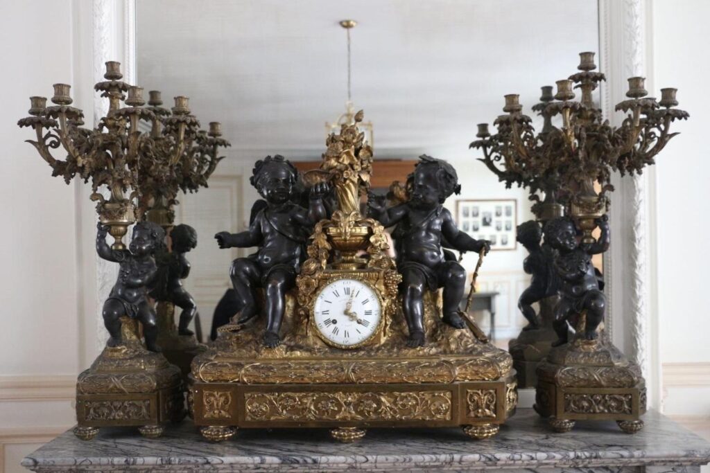Garniture de cheminée, cadran signé « Julien Leroy à Paris », époque Napoléon III. Bronze patiné, ciselé et doré, H. 80 cm (candélabres), 68 x 66 x 22 cm (pendule). © Art Research Paris