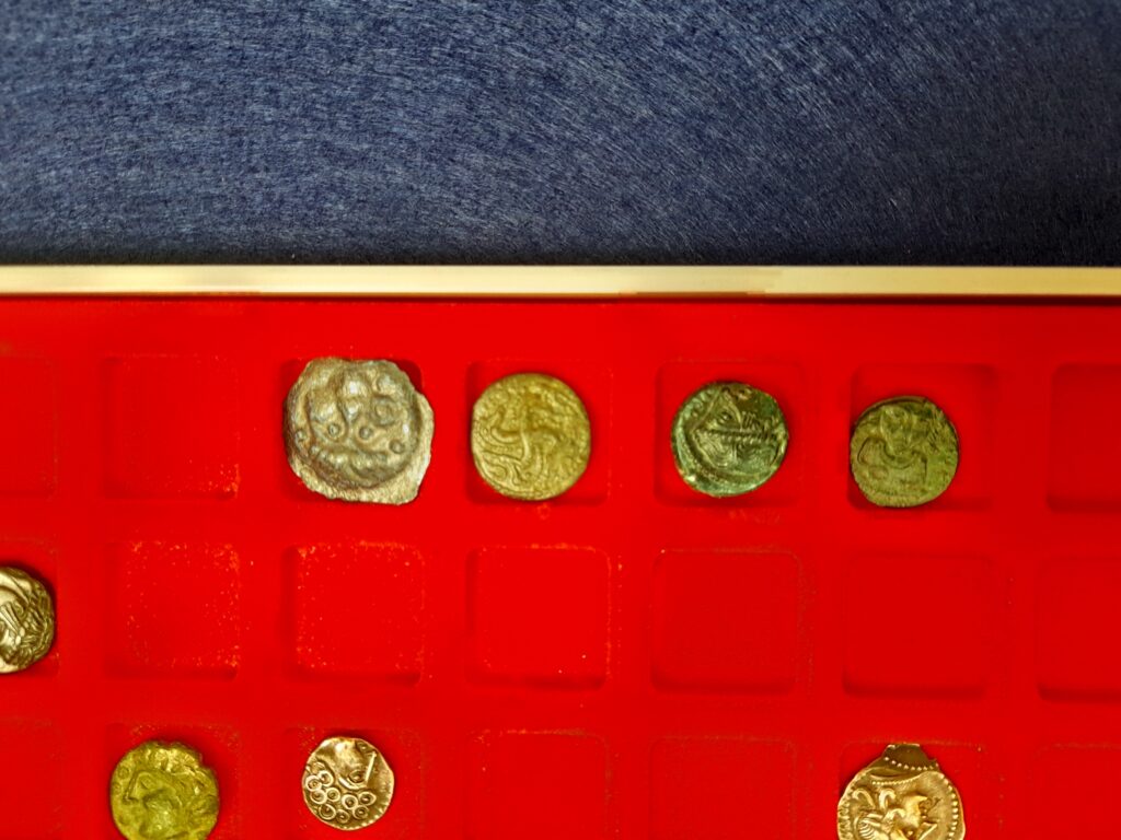 Présentation des monnaies gauloises au musée d’Archéologie nationale le 17 mai 2022. © Éléonore Fournié