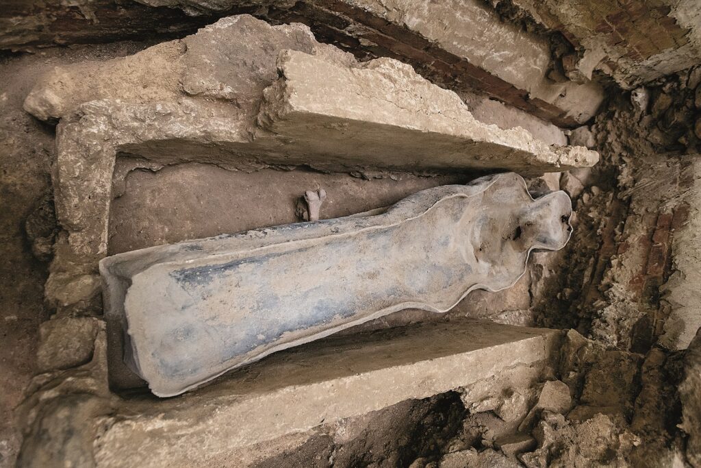 Sarcophage en plomb dans une cuve maçonnée. © Denis Gliksman, Inrap