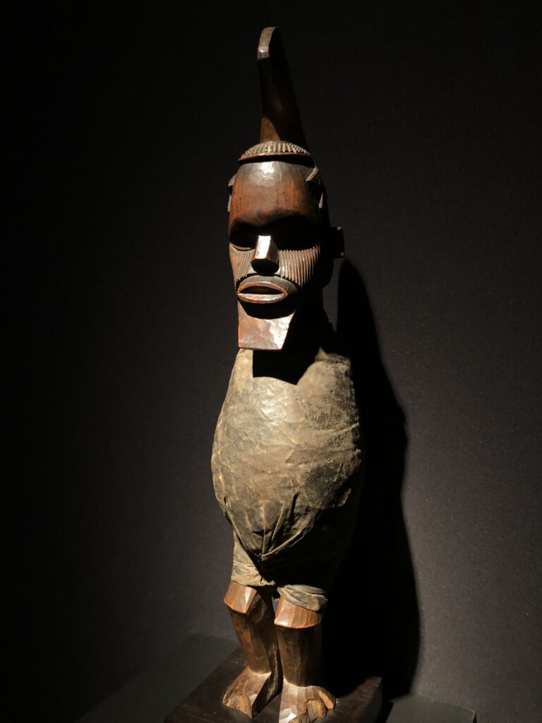 Figure butti, peuple Teke, Congo. Bois, fibres végétales, pigments, tissu, 43,5 cm. Didier Claes, Bruxelles. © OPM