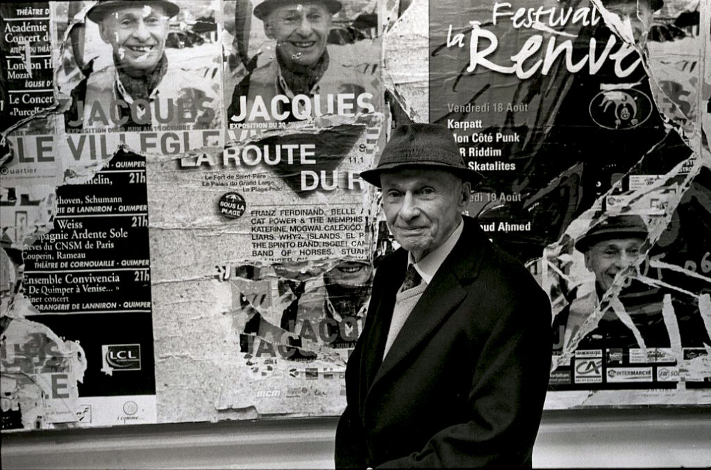 Jacques Villeglé le 7 avril 2016 à la galerie G.-Ph. & N. Vallois à Paris. © François Poivret