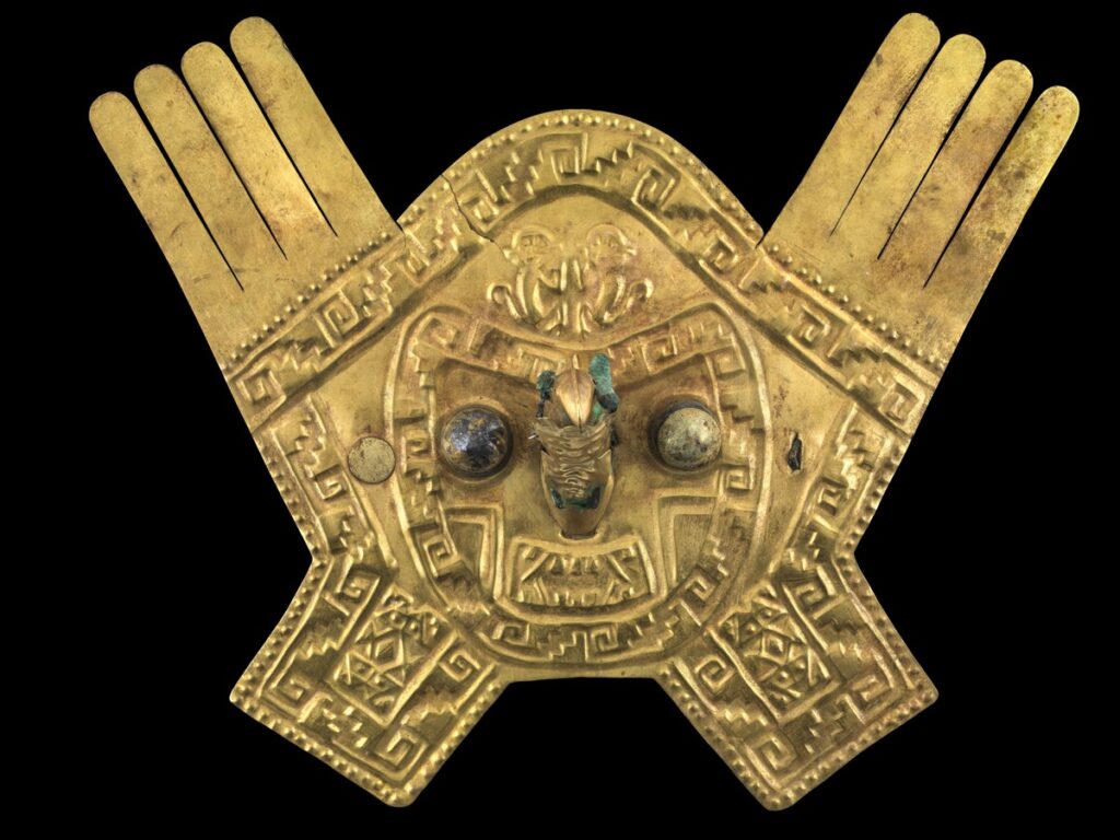 Coiffe frontale avec plumes métalliques, culture chimú, 1100-1470. Or, 25 x 30,5 cm. Lima (Pérou), musée Larco de Lima. © World Heritage Exhibitions