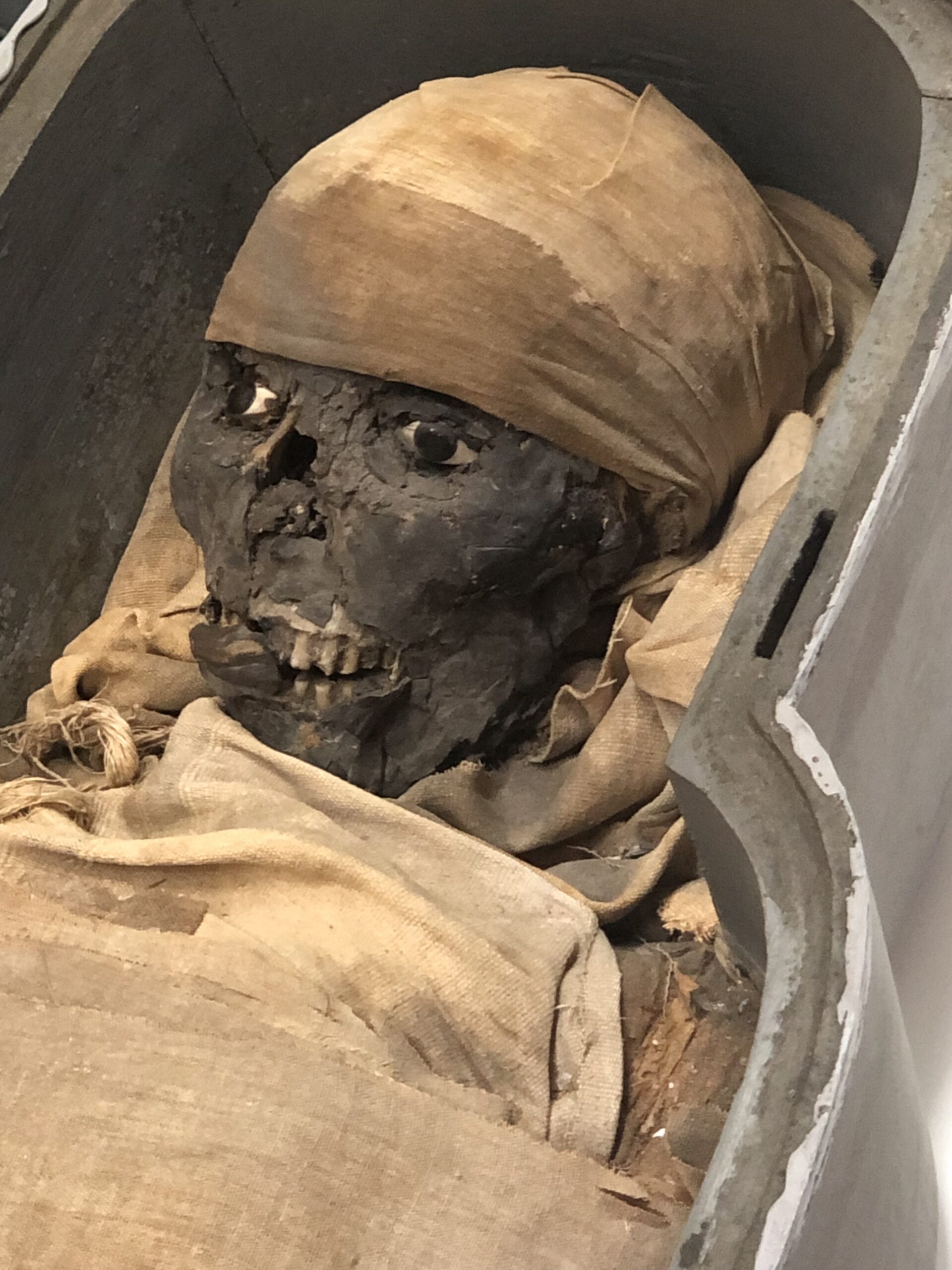 La momie de Setjaimengaou au C2RMF. © OPM