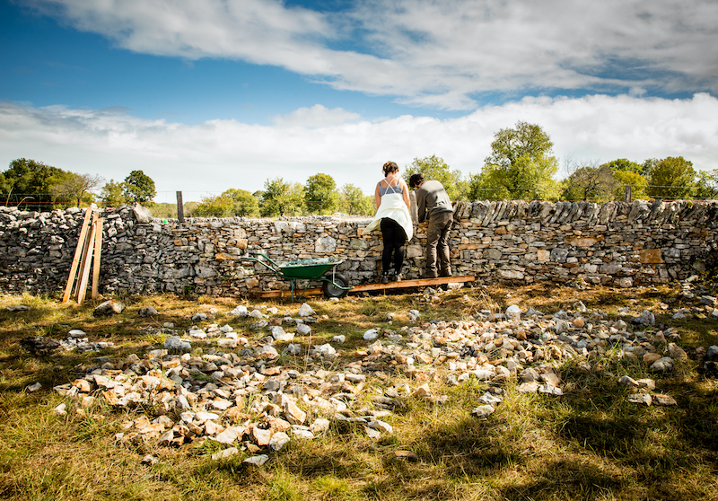 En Occitanie, des bénévoles restaurent un mur en pierres sèches. © Rempart