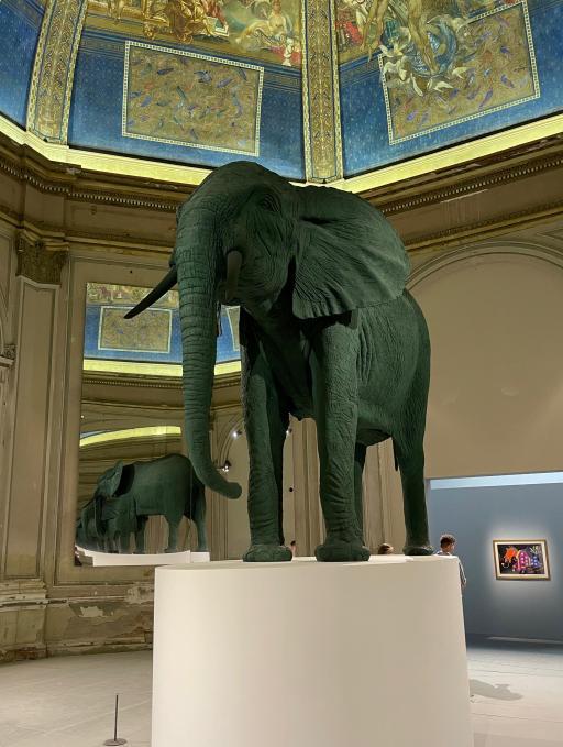 L'éléphant de Katharina Fritsch avec, à l’arrière-plan, la gouache de Maria Primachenko. © J.F.