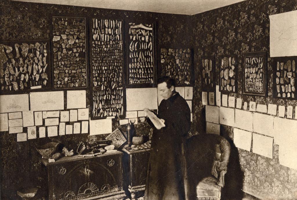Amédée Lemozi, prêtre préhistorien dans son presbytère-laboratoire, en 1923. © DR