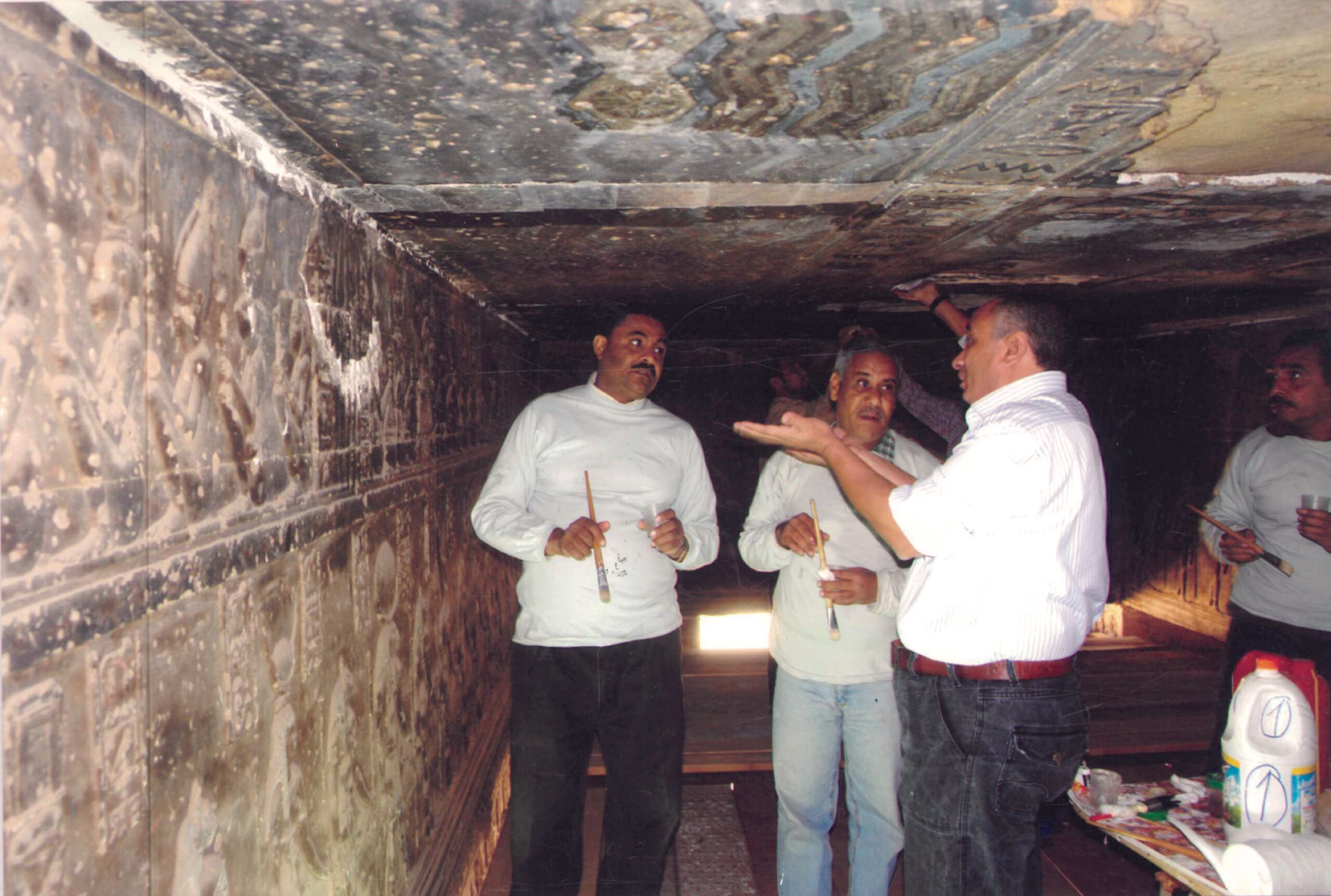 Le professeur Gamal Mahgoub avec l’équipe de restaurateurs du temple.© G. Mahgoub
