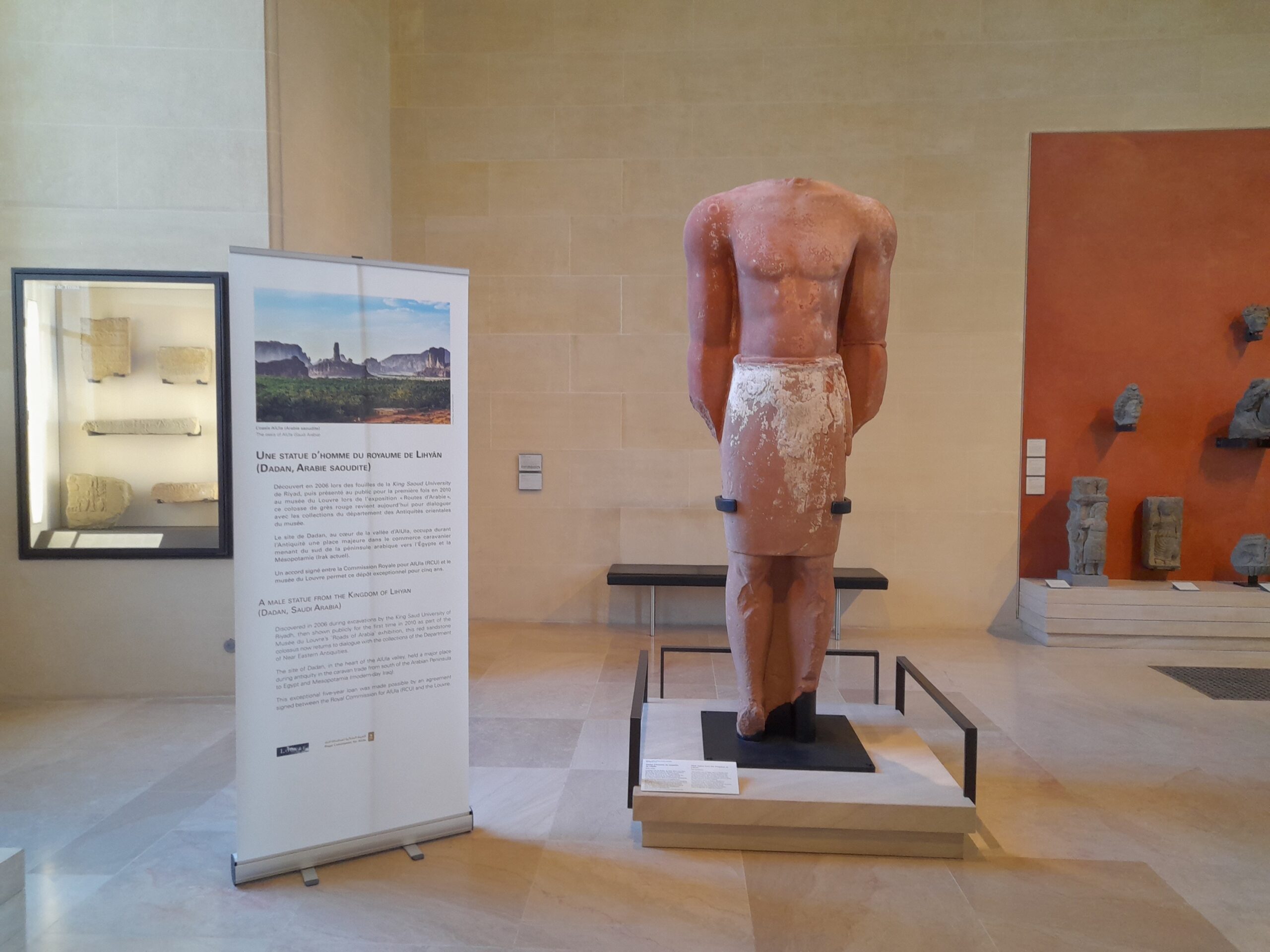 Le colosse d’AlUla est désormais visible au sein du département des Antiquités orientales du Louvre. © Éléonore Fournié