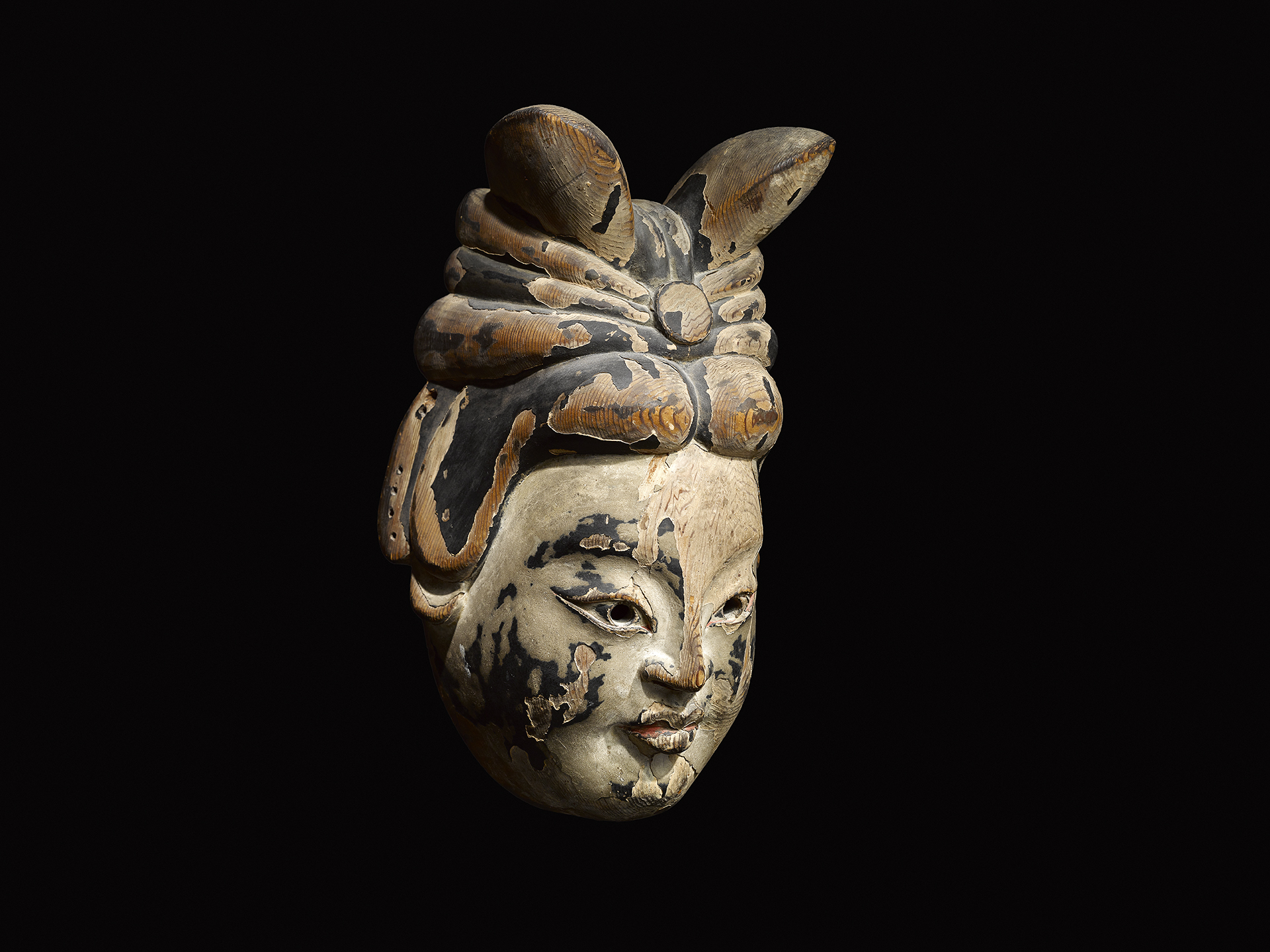 Gojo, masque féminin du théâtre Gigaku, Japon, ère Muromachi, vers XVe siècle. Pigments, 31,5 cm. © Galerie Yann Ferrandin