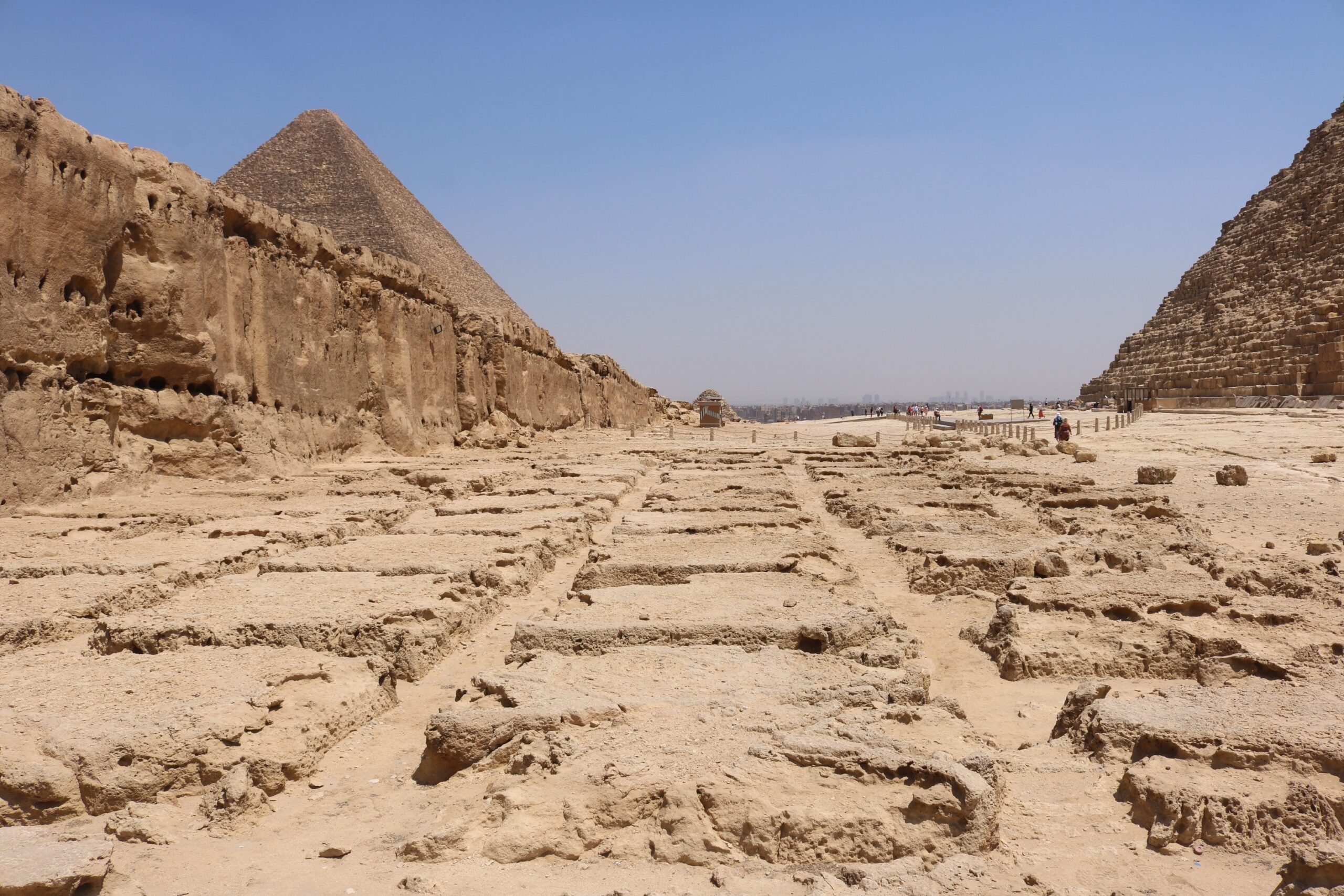 Vue des carrières de calcaire situées à proximité de la pyramide de Khéphren. © Yannis Gourdon