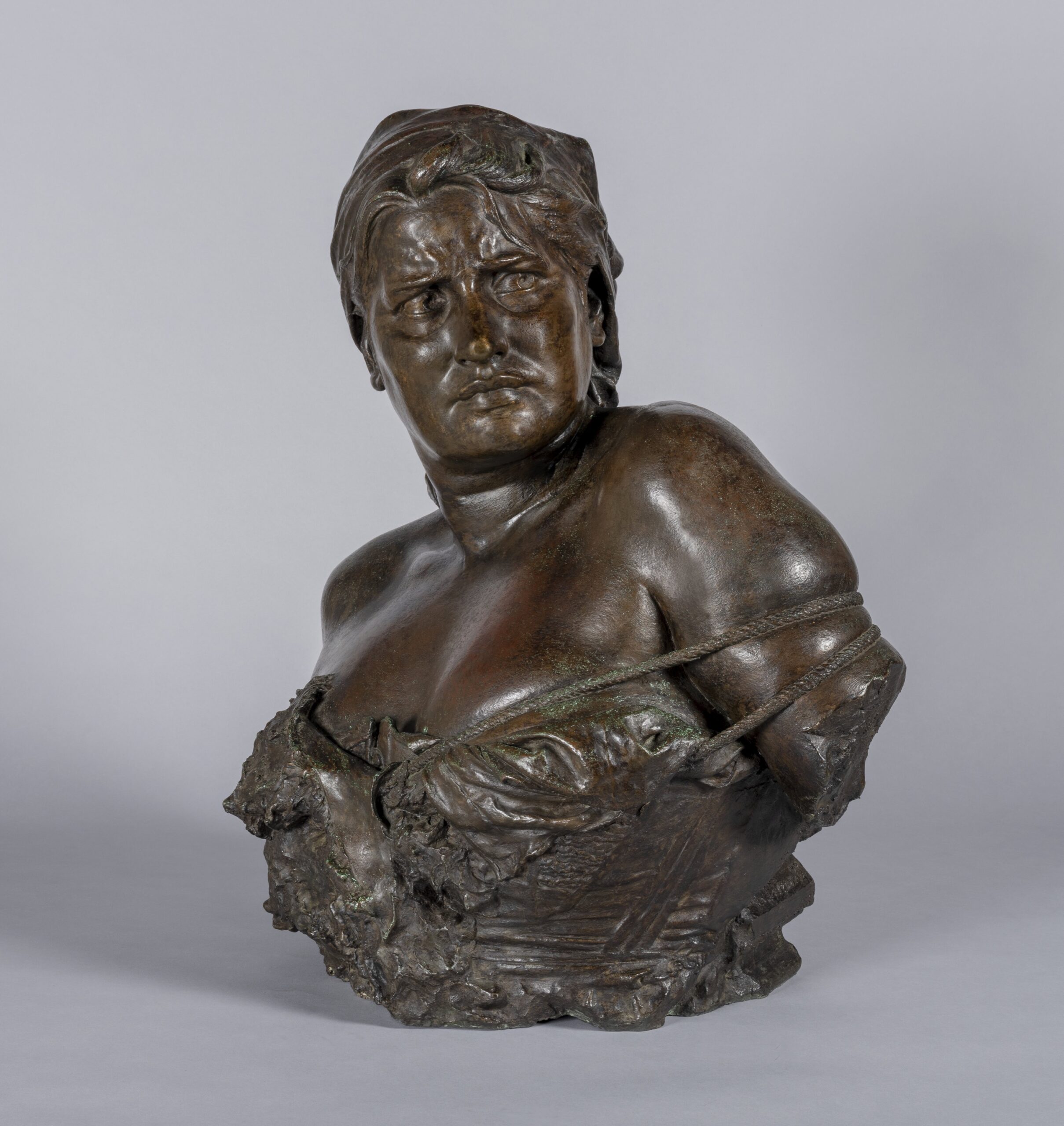 Giacomo Ginotti (1844-1897), La pétroleuse vaincue, 1887. Bronze, 65 x 54 x 34 cm. Paris, musée d’Orsay. Photo service de presse. © Sophie Crépy / musée d’Orsay