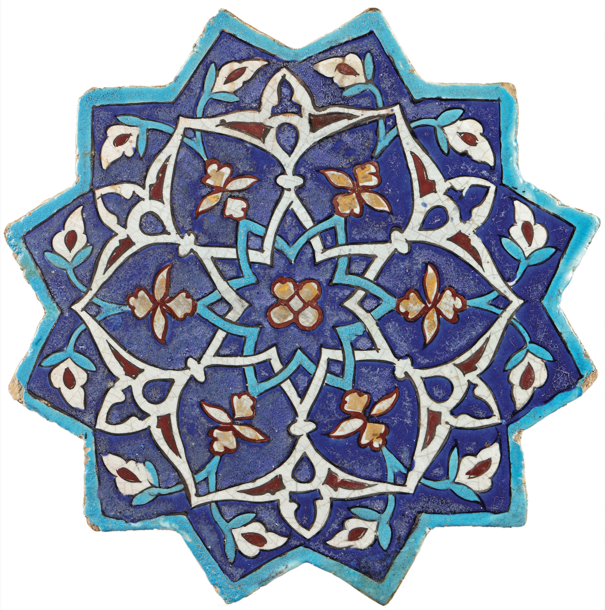 Grande étoile à douze pointes aux fleurons, Iran du Nord-Est, probablement Khargird, vers 1442-1443. Céramique siliceuse, décor de lignes noires et glaçures colorées, rehaut d’or, D. 39,5 cm. Galerie Laure Soustiel. Photo service de presse. © DR