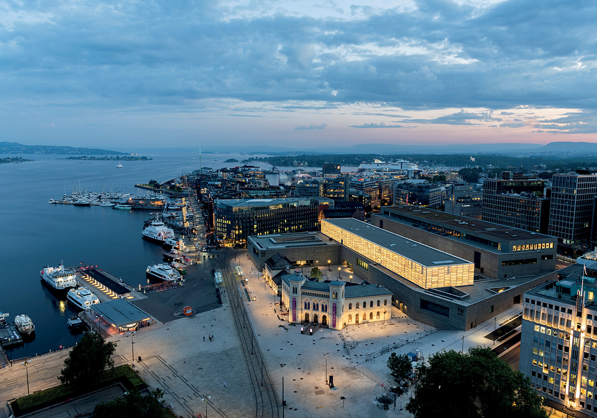  De nuit, la façade du Light Hall du musée déploie en front de mer ses 130 mètres de lumière. Photo B. Høstland