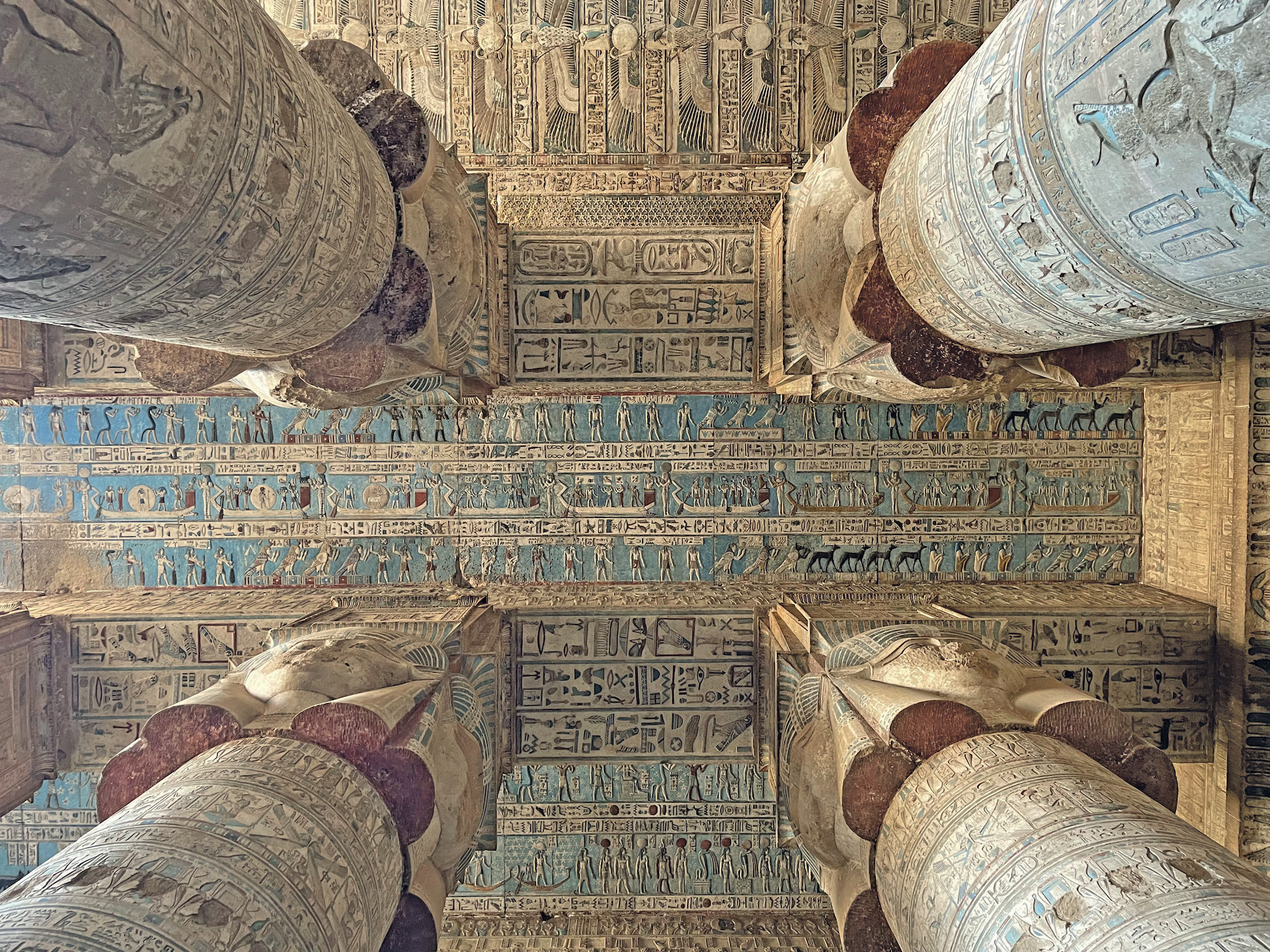 Plafond et colonnes après restauration, temple de Dendara. © IFAO/A. Baghat