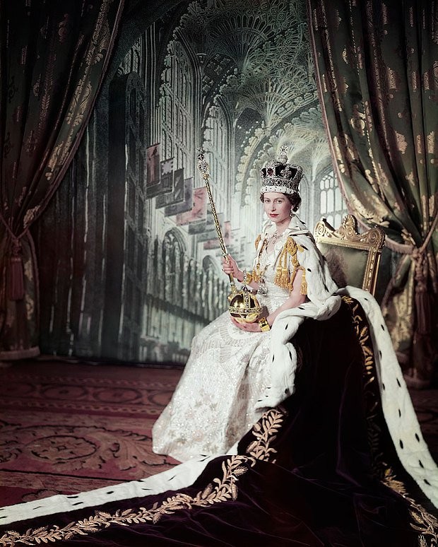 Cecil Beaton (1904-1980), La reine Élizabeth II le jour de son couronnement, 1953. Royal Collection Trust. © Her Majesty Queen Elizabeth II 2022 / Cecil Beaton