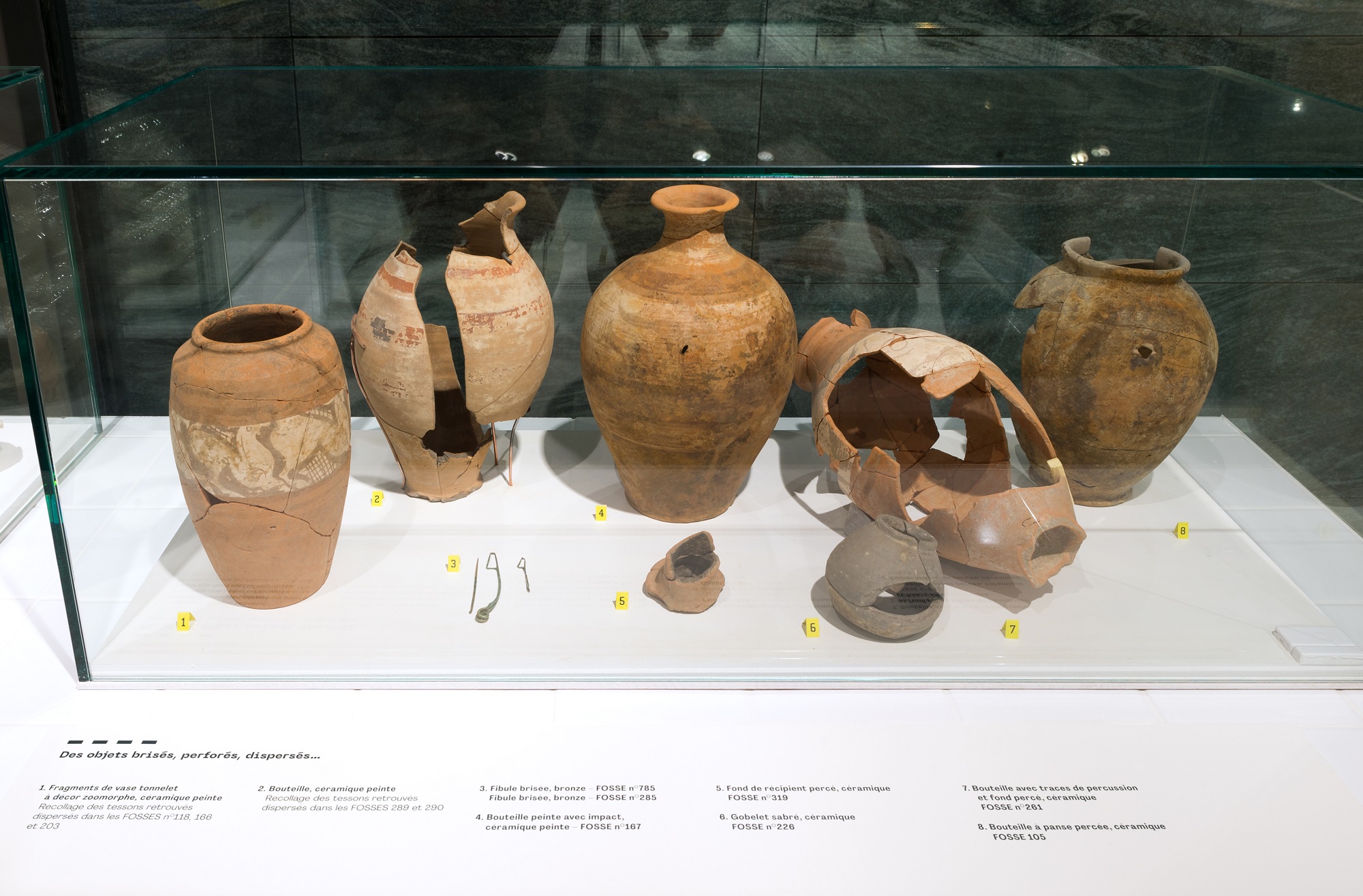 Quelques-uns des centaines de pots en céramique découverts dans les fosses du Mormont. © Bibracte, cliché Antoine Maillier