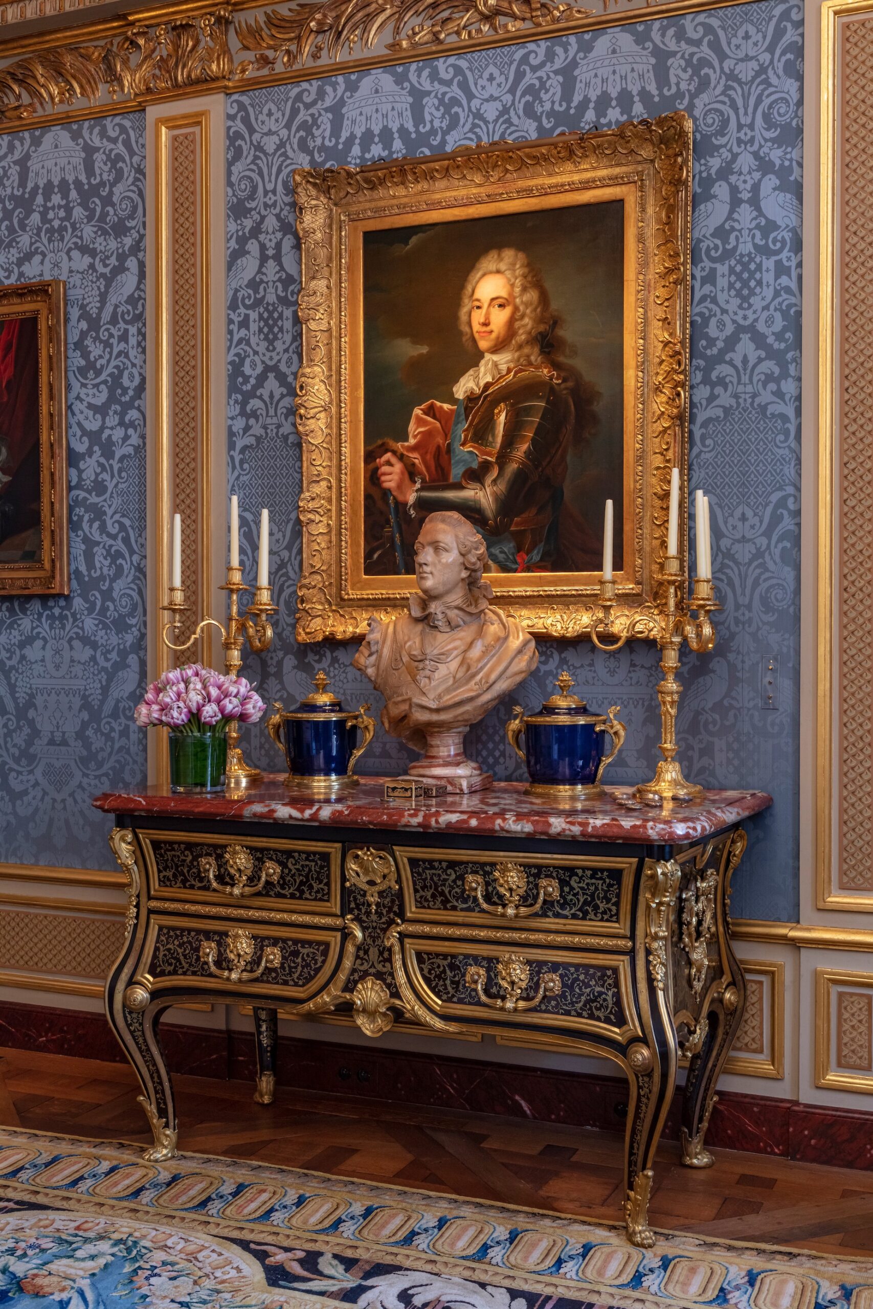 Commode d’époque Louis XIV attribuée à Bernard I Van Riesenburgh (vers 1670-1738, reçu maître entre 1717 et 1722), vers 1710-1720. Marqueterie d’écaille de tortue et laiton, placage d’ébène, montures de bronze doré, 87,5 x 145,5 x 73,5 cm. Estimé : 1 000 000/1 500 000 €. © Sotheby’s / ArtDigital Studio