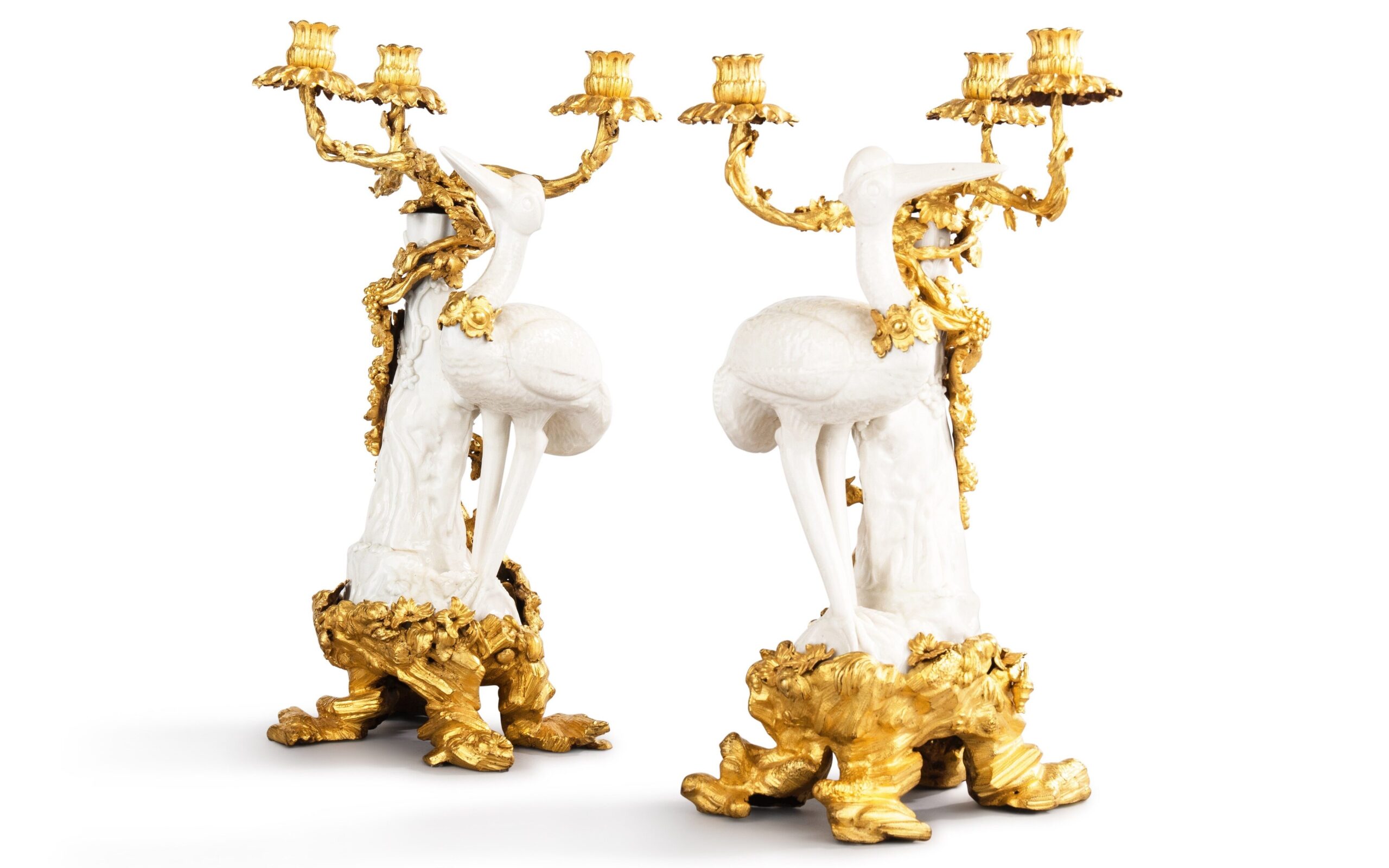 Paire de candélabres aux cigognes en porcelaine blanc de Chine, Dehua, fin du XVIIe - début du XVIIIe siècle ; monture d’époque Louis XV, vers 1750. Porcelaine et bronze doré, 44 cm. Estimé : 200 000/400 000 €. © Sotheby’s / ArtDigital Studio
