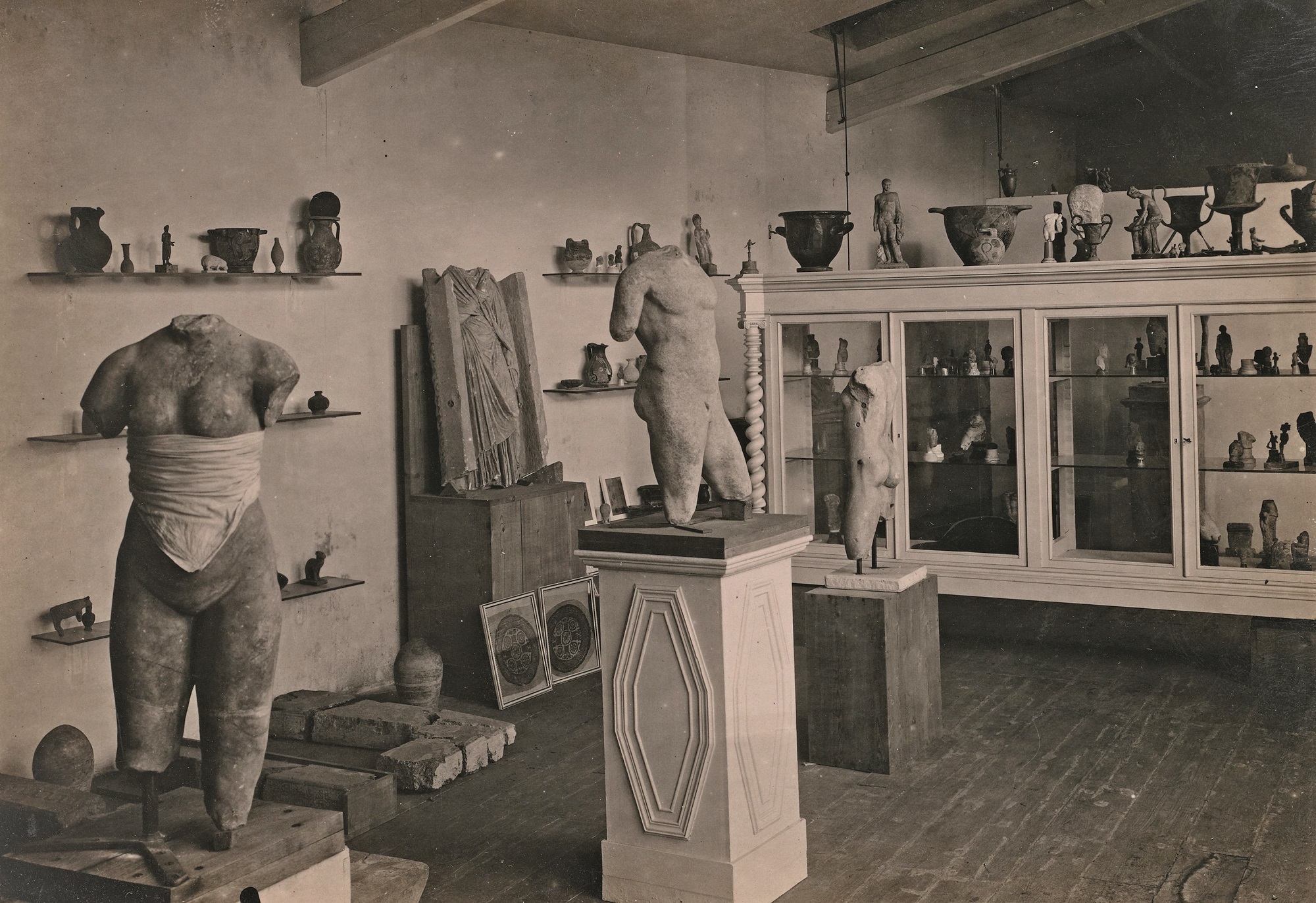François Antoine Vizzavona (1876-1961), collection d’antiques de Rodin dans le petit musée des antiques, dit atelier Tweed à Meudon, vers 1906. Photo service de presse. © Musée Rodin