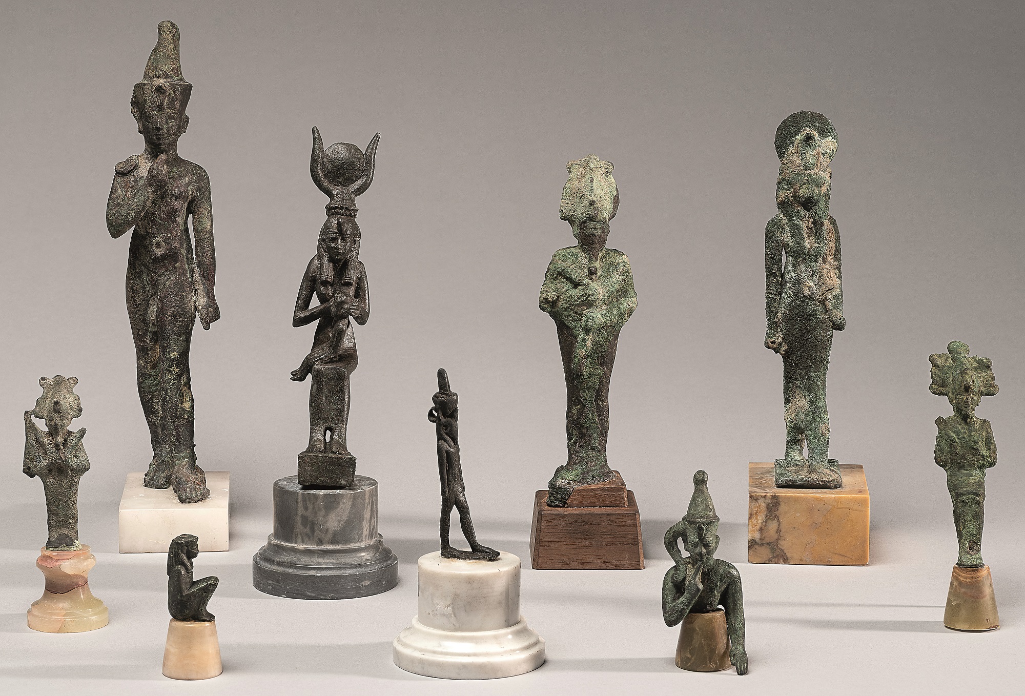 Statuettes de divinités égyptiennes en bronze, troisième période intermédiaire - ptolémaïque, 1069-30 av. J.-C. Photo service de presse. © Agence photographique du musée Rodin - Jérome Manoukian