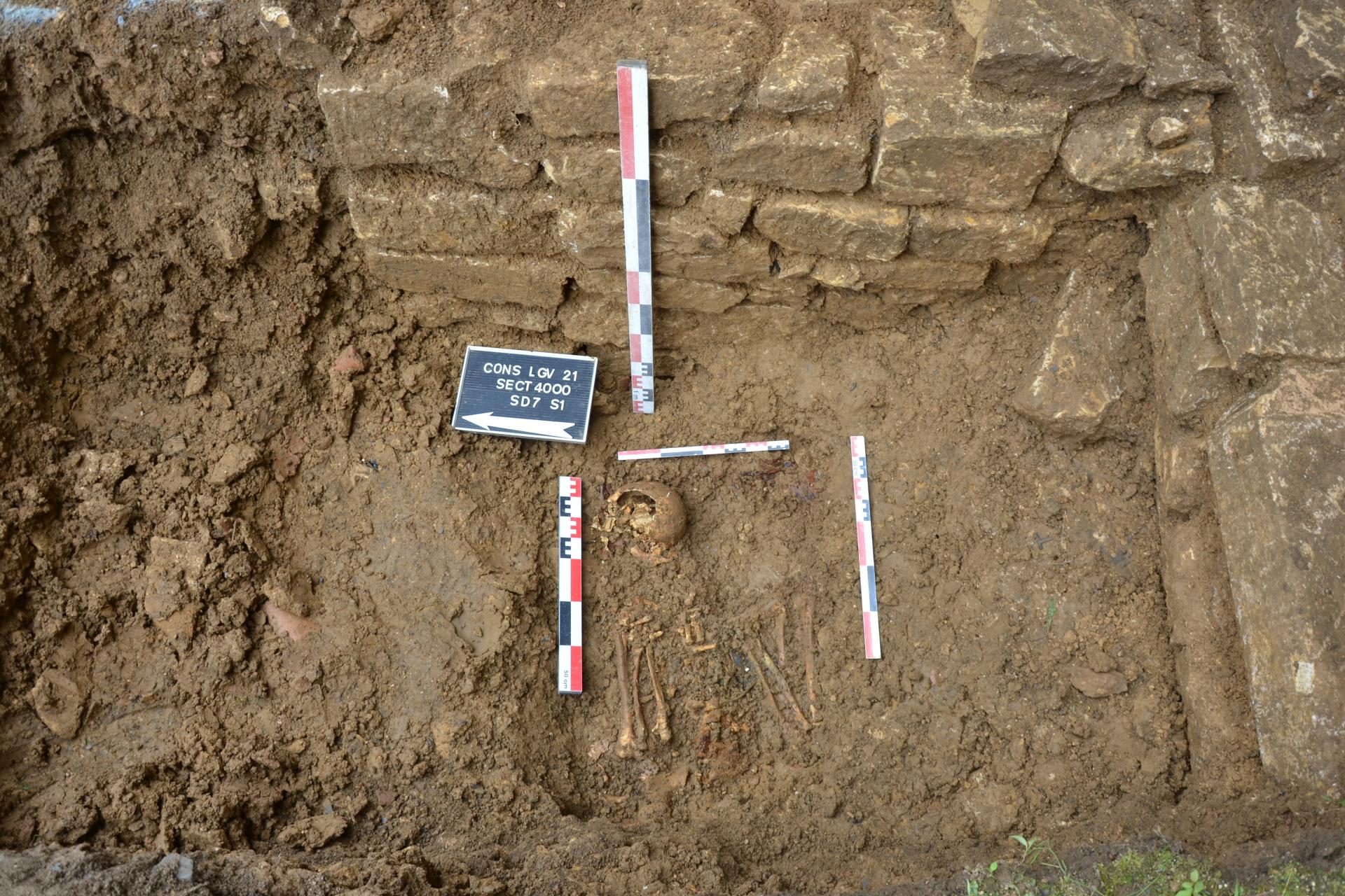 La sépulture inhumée au pied du mur du contrefort de l’église paroissiale. © Inrap, J.-D. Laffite 2021