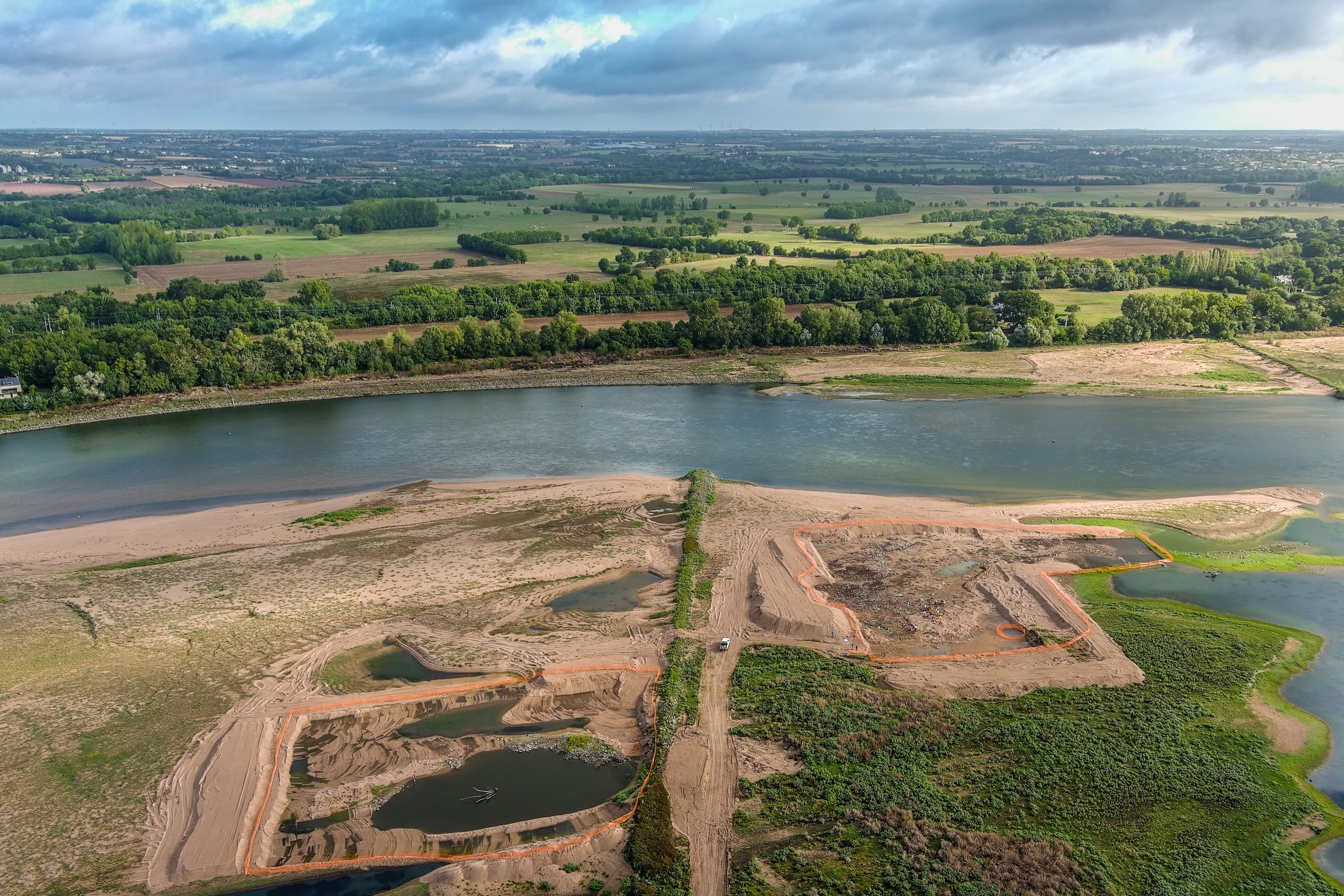 Vue aérienne du chantier de fouilles de l’île Poulas (sites 1 et 2) sur les berges de la Loire. © Pierrick Leblanc, Inrap