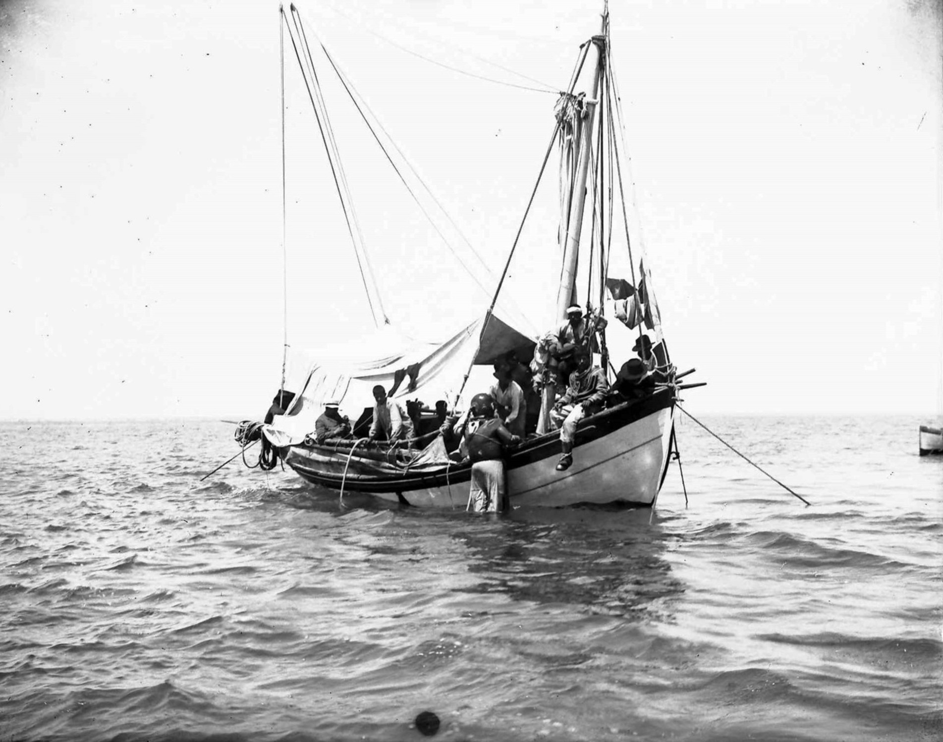 Des plongeurs en 1901 sur le site d’Anticythère. CC BY‐SA 3.0. 