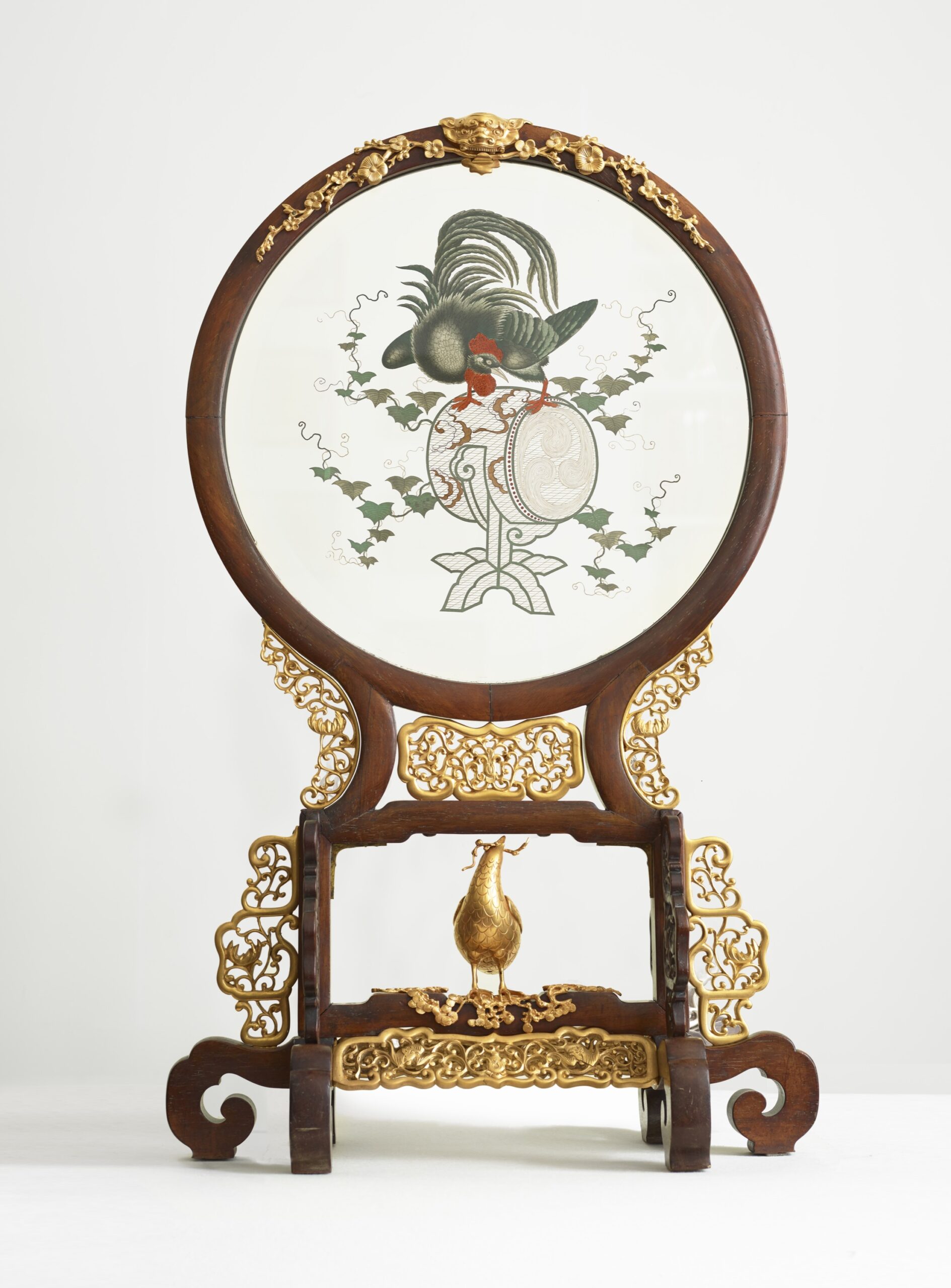 Henry Pannier (1885-1935), Écran circulaire japonais, vers 1890. Cristal peint enchâssé dans une monture en bois, 97 x 59 x 26 cm. Paris, galerie Didier Luttenbacher. Photo service de presse. © Didier Luttenbacher
