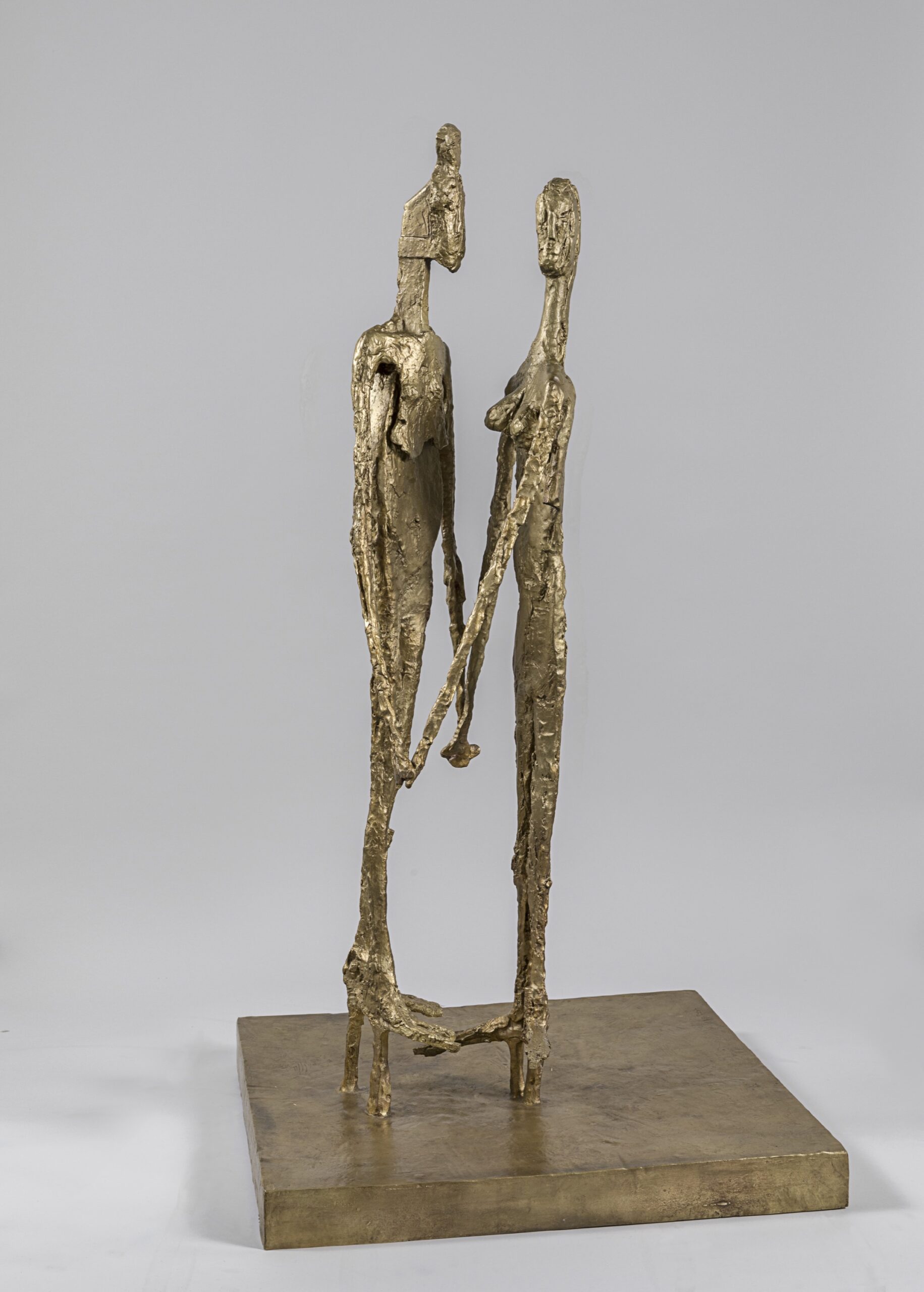 Germaine Richier (1902-1959), Le Couple, 1956. Bronze naturel, ed. 3/6, 139 x 74,5 x 74,5 cm. Bruxelles, galerie de La Béraudière. Photo service de presse. © Adagp, Paris, 2022