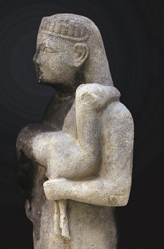 La porteuse de faon, statuette en calcaire importée de Chypres, début du VIe siècle avant notre ère. © ESAG, 2022