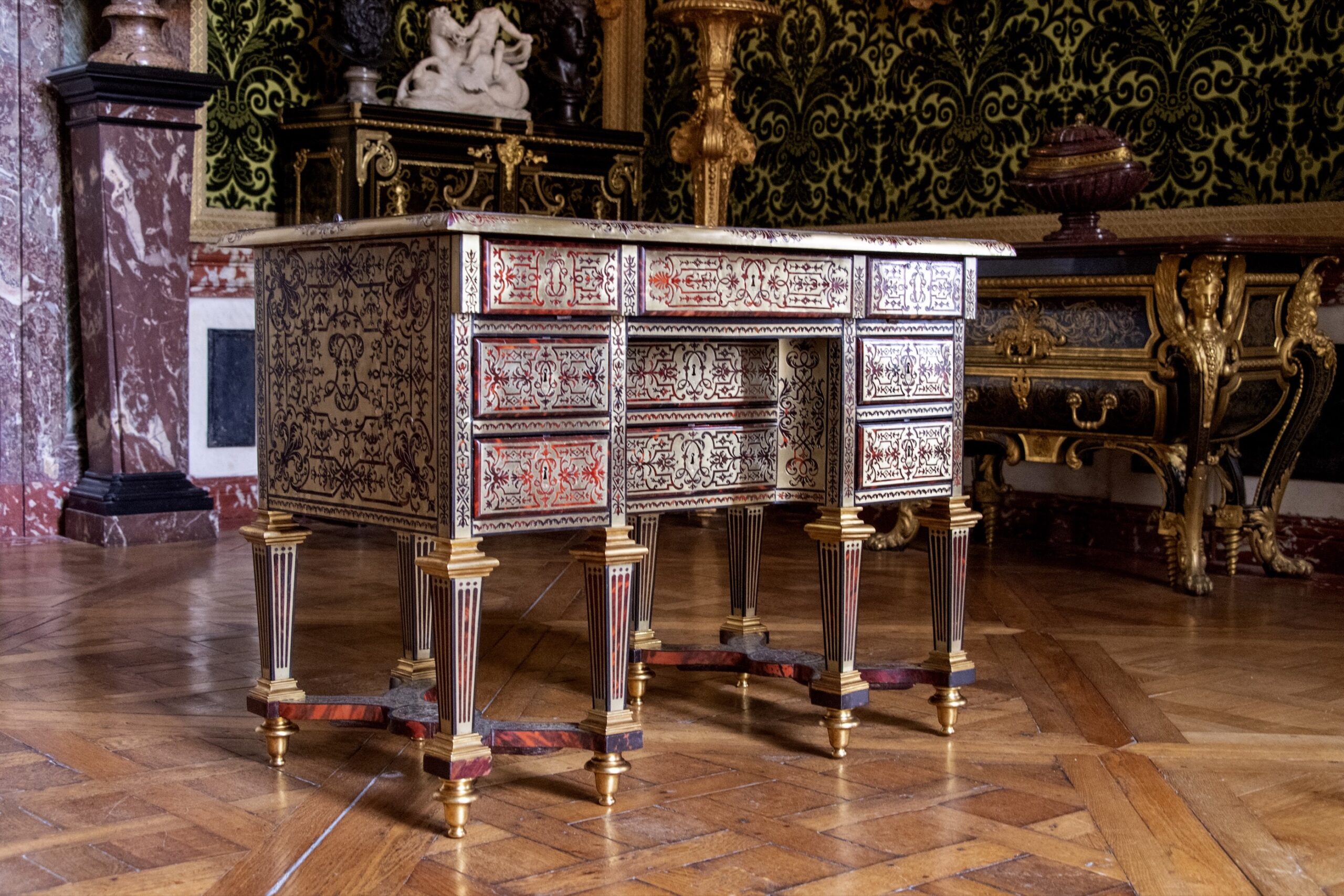 Entièrement restauré, le bureau de Louis XIV est désormais présenté à Versailles dans le salon de l’Abondance où il dialogue avec les commodes livrées pour la chambre du monarque à Trianon. © Château de Versailles / D. Saulnier