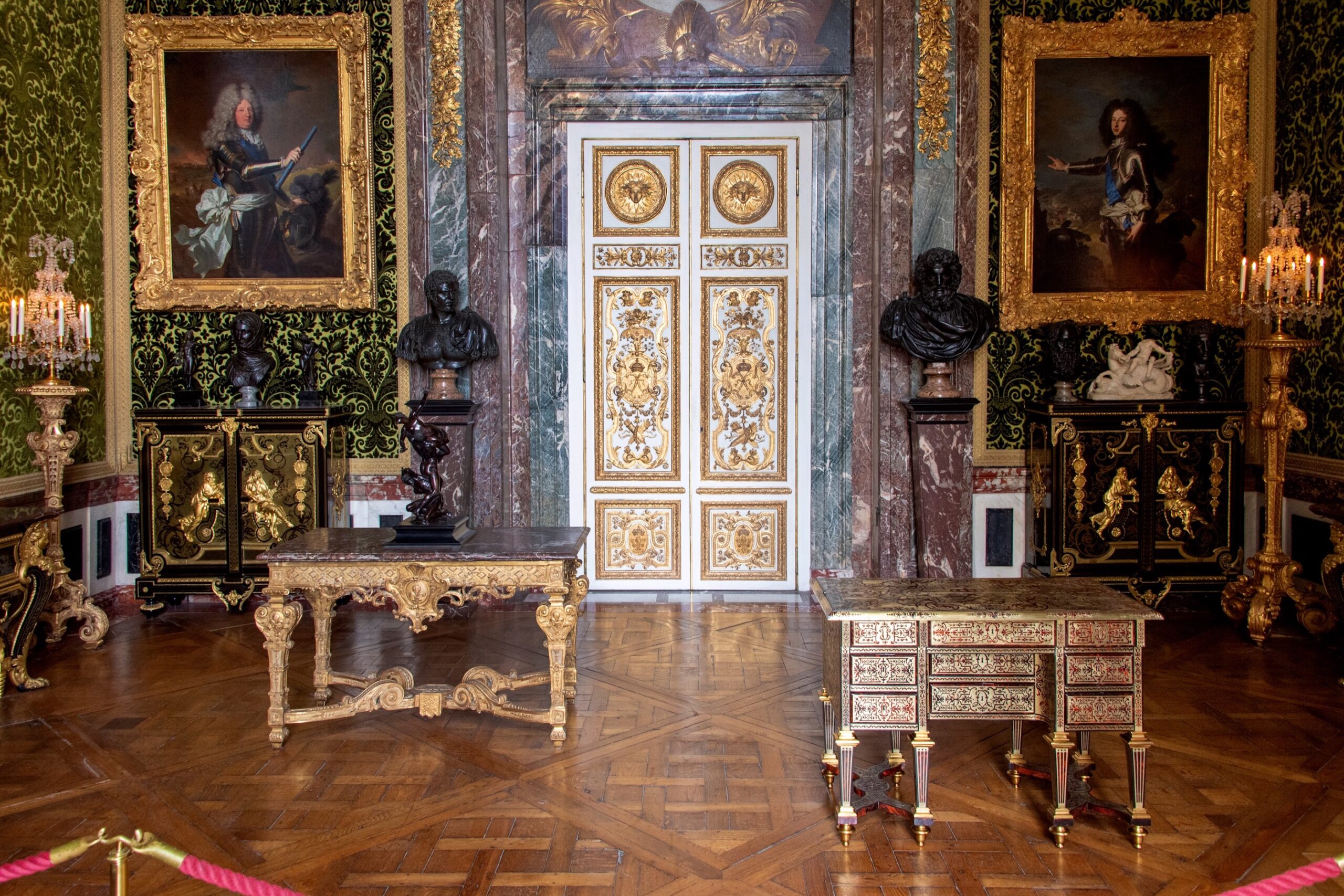 Une insigne réunion de meubles Louis XIV attend le visiteur dans le salon de l'Abondance. © Château de Versailles / D. Saulnier