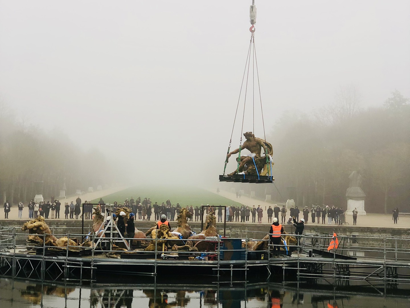 La restauration du groupe d'Apollon 

Ce matin avait lieu dans le parc de Versailles le grutage de la figure principale du groupe sculpté en plomb du bassin du char d’Apollon. © O.P.-M.