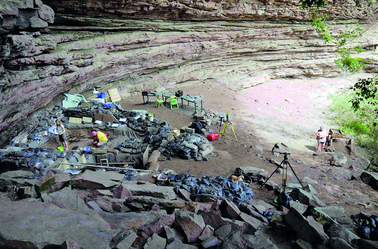 L’abri sous roche de Sibudu pendant les fouilles archéologiques. © DR