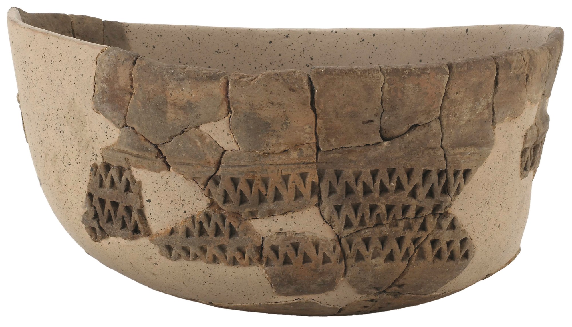 Céramique à décors excisés de l’âge du Bronze moyen, découverte sur le site du Bramont. Musées de Belfort. © Musées de Belfort