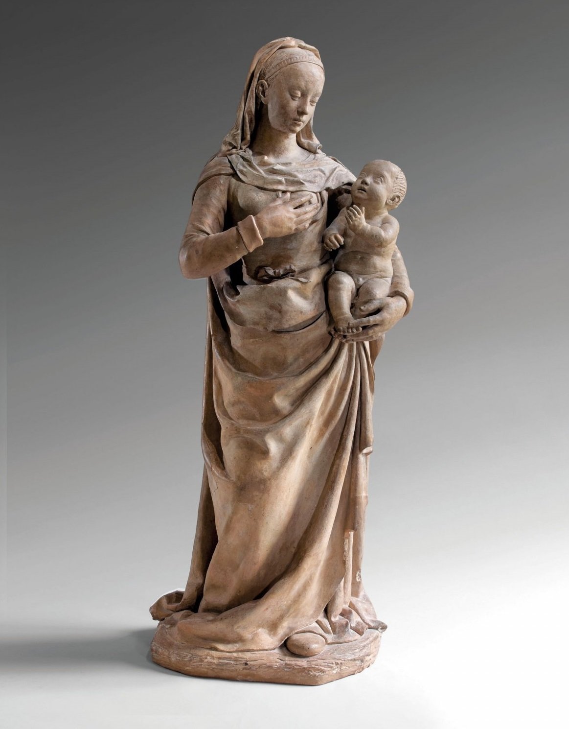 Michel Colombe (v.1430-v.1515), Vierge à l’Enfant, vers 1500-1515. Terre cuite, 102 x 40 cm. Estimé : 2 000 000/3 000 000 €. Préempté 4 699 000 € (frais inclus) par le musée du Louvre. © DR