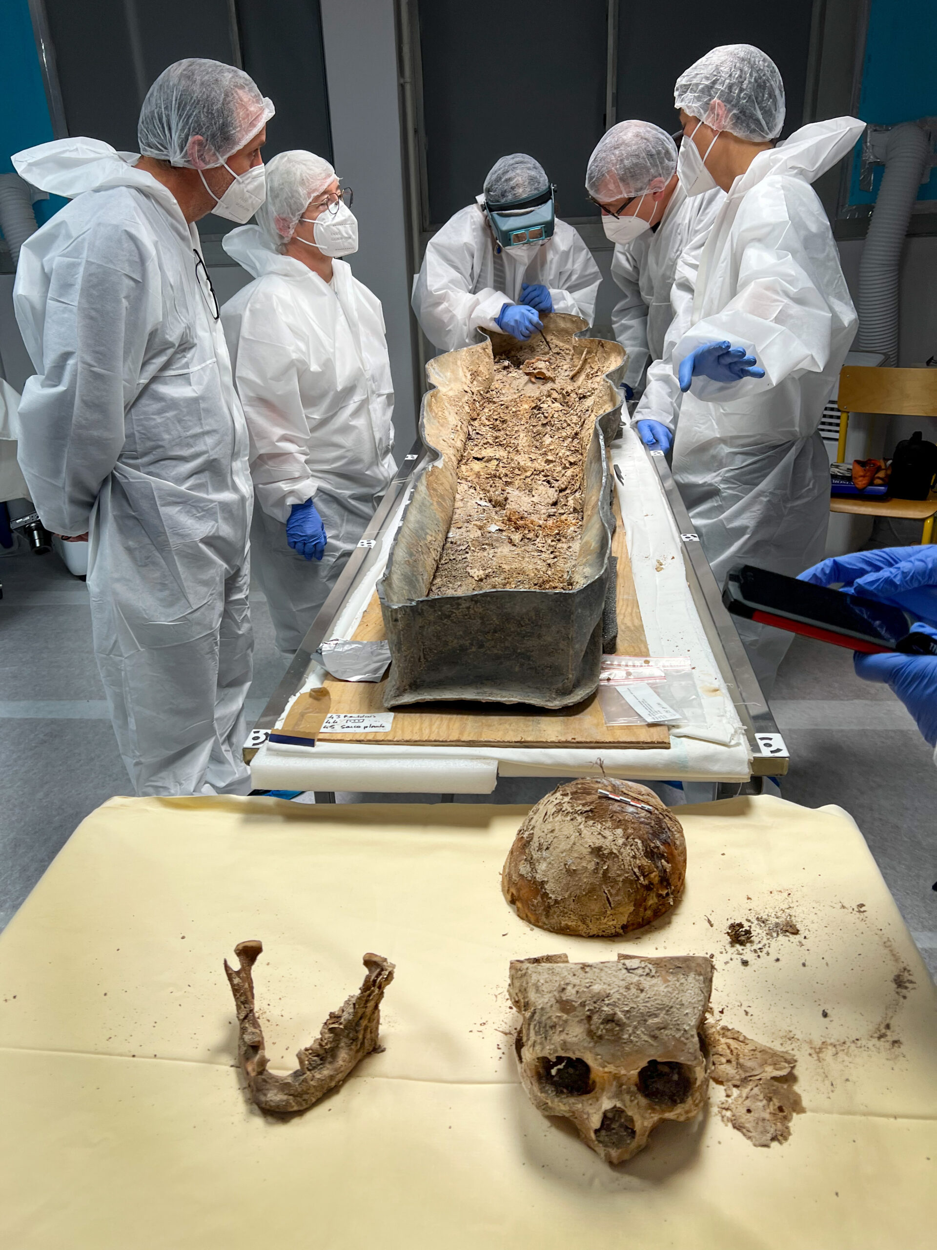 Fouille d’un des squelettes au CHU de Toulouse. © Denis Gliksman, Inrap