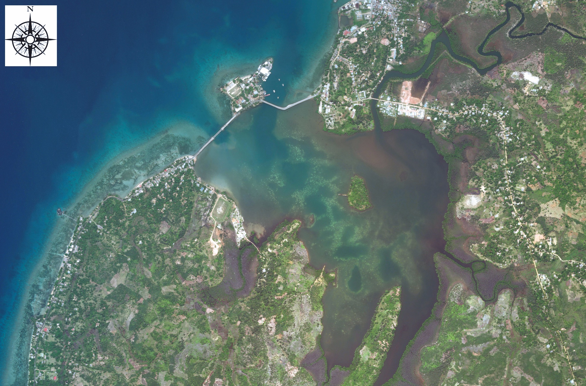Vue aérienne de la partie sud-est de la baie d’Ambodifotatra sur l’île Sainte-Marie. © I. Le Tellier / E. Yény, 2022