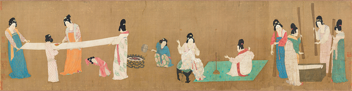 Dames de la cour impériale apprêtant la soie. La soie est aplanie à l’aide d’un battoir, trempée dans une solution de glucose chaude ; du talc, ou de l’amidon, est répandu à sa surface jusqu’à ce qu’elle devienne brillante, puis elle est repassée. Peinture sur soie, détail d’un rouleau à main attribué à l’empereur Song Huizong (règne 1100-1125), d’après un original de Zhang Xuan (713-755). Boston, Museum of Fine Arts. 
