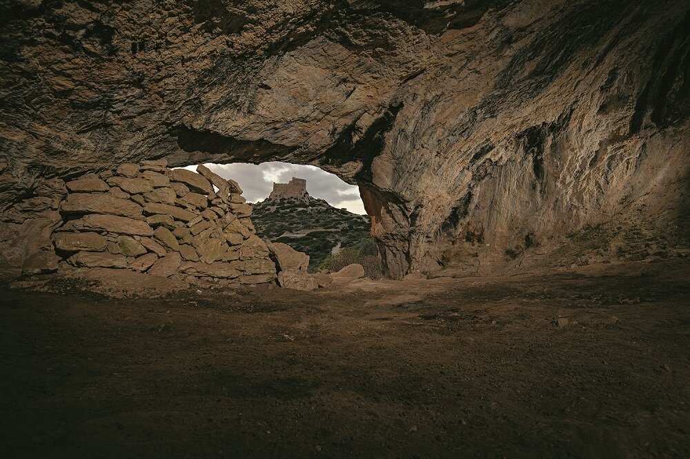 La caverne-théâtre vue de l’intérieur avec un muret en pierres sèches dressé par les captifs. © Dominique Bossut, AASCAR
