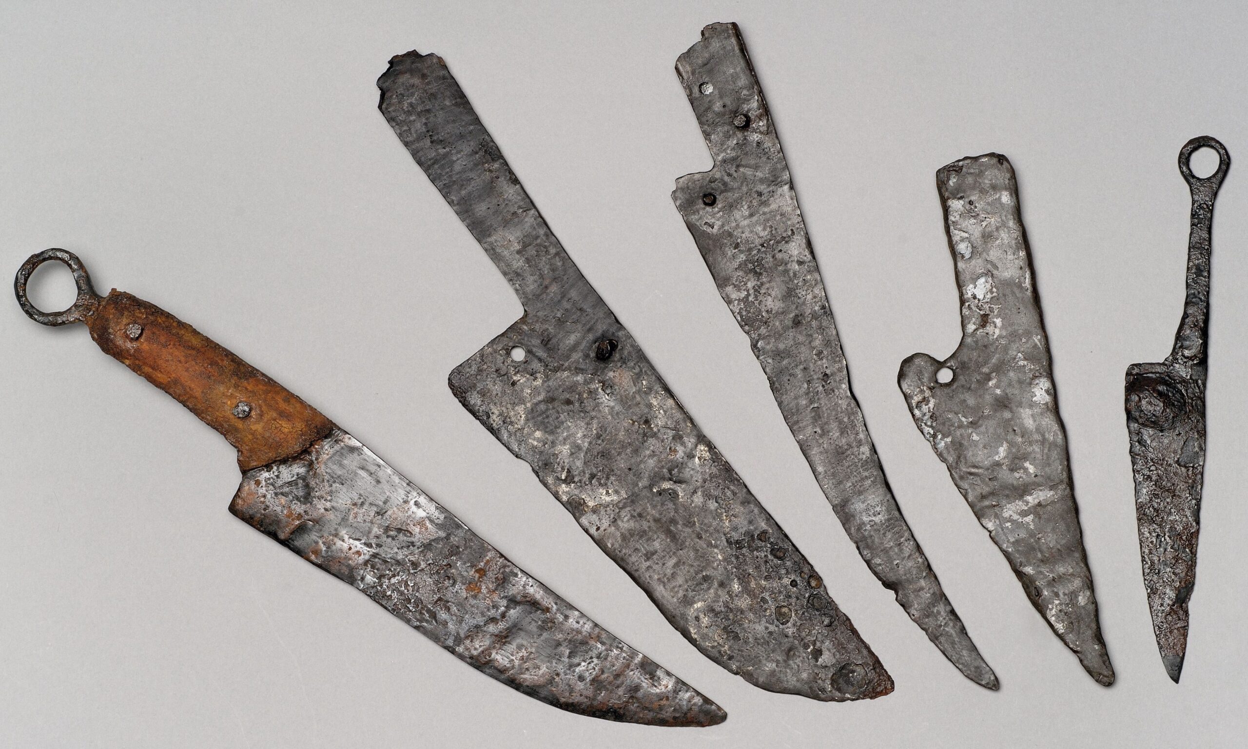 Couteaux découverts en fouille à Bibracte (secteur de la Pâture du Couvent) en 2011. © Musée de Bibracte, photo A. Maillier