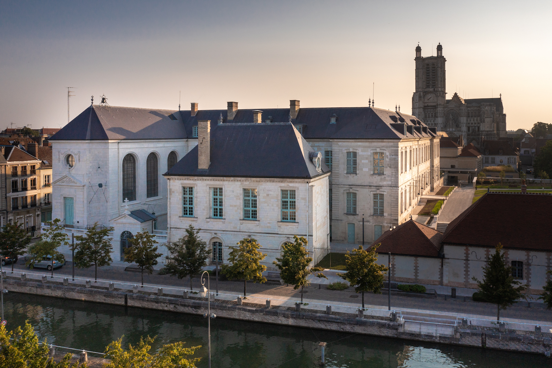 Rare édifice en pierre de taille du XVIIIe siècle présent dans le centre-ville de Troyes, l’Hôtel-Dieu-le-Comte a été remarquablement restauré. © Studio OG