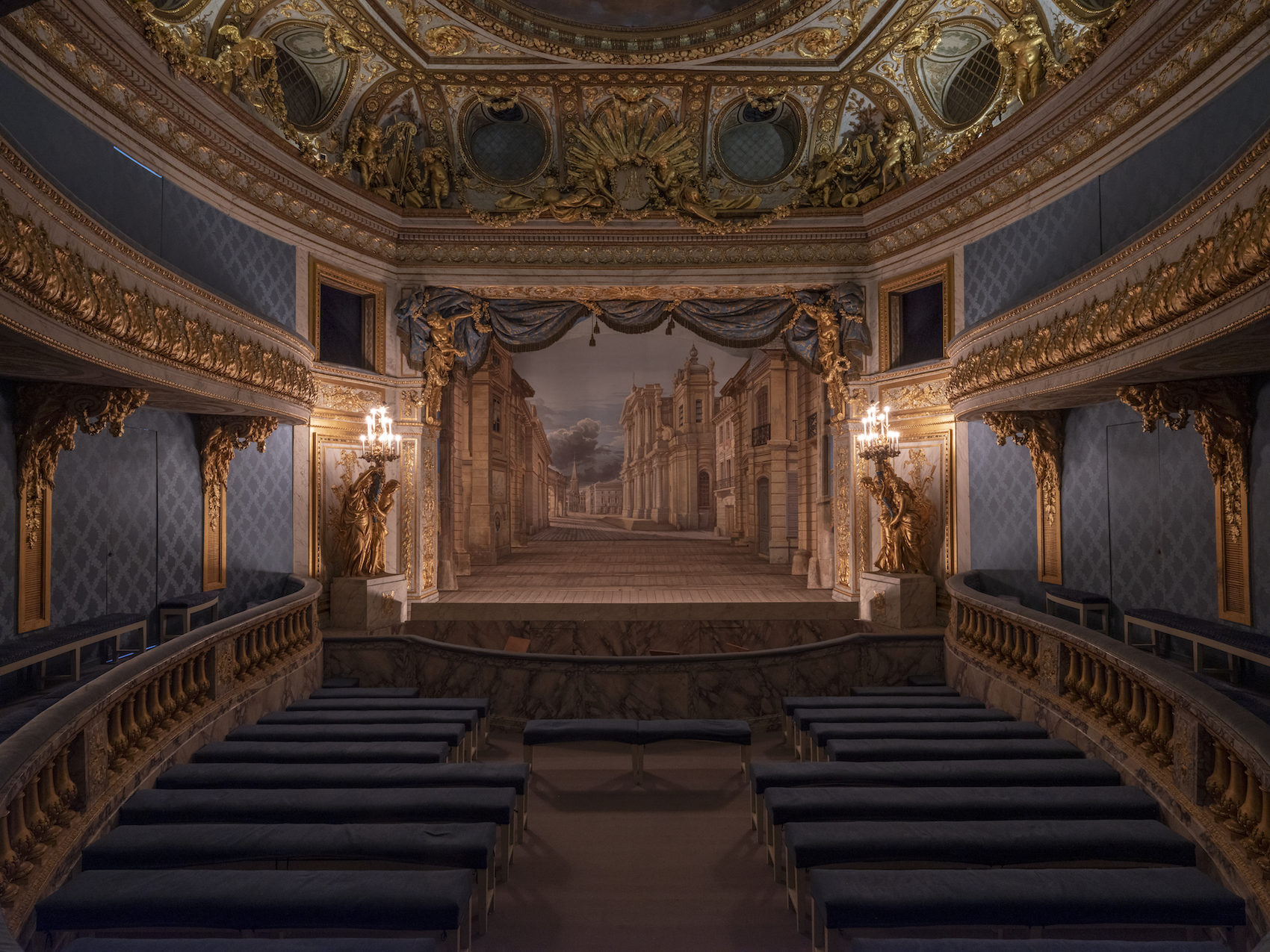 Le décor restauré installé sur la scène du théâtre de la Reine. © Château de Versailles / T. Garnier