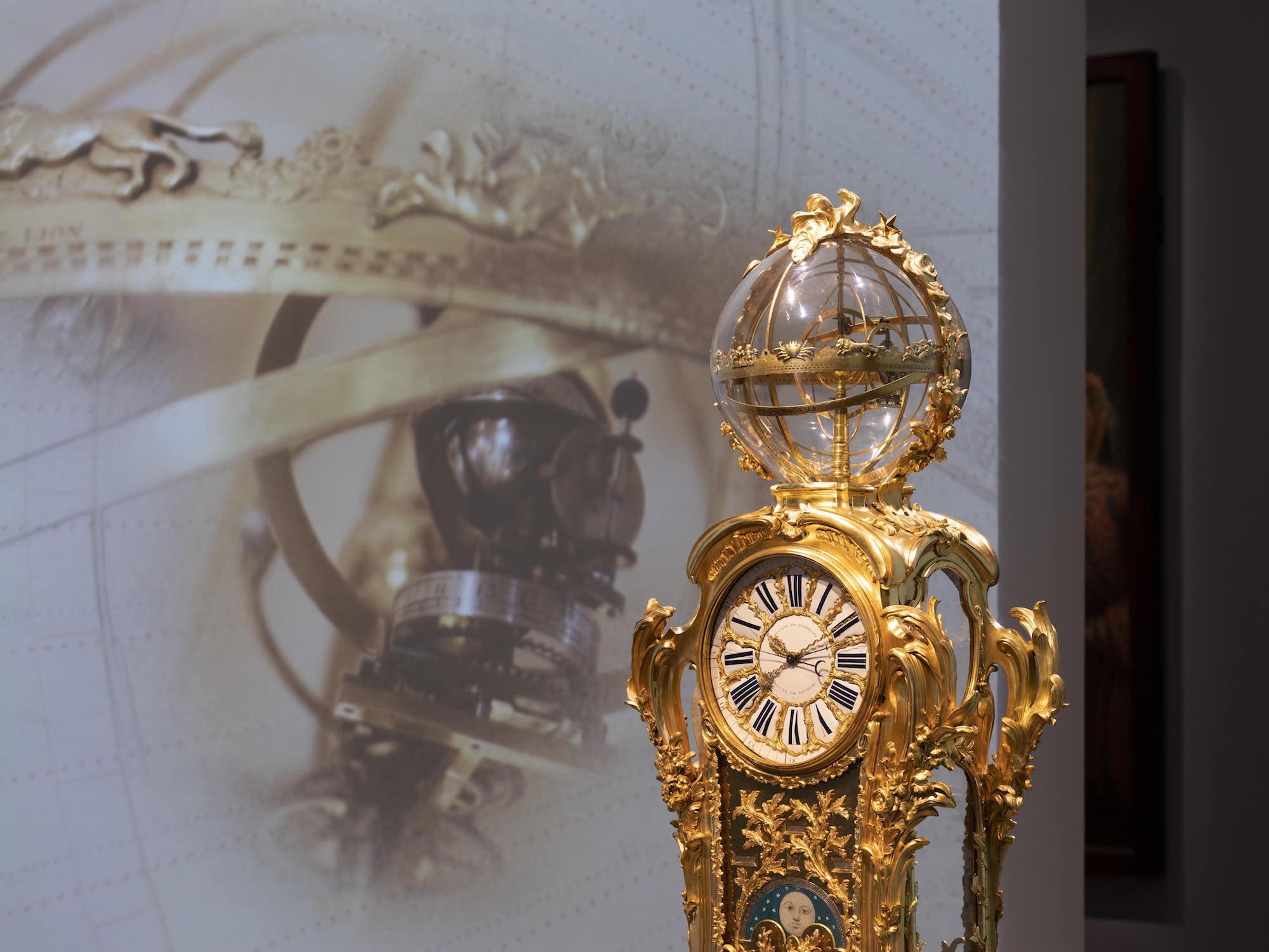 Claude-Siméon Passemant (1702-1769), ingénieur ; Louis Dauthiau (1713-après 1769), horloger du roi depuis 1751 ; Jacques (1678-1755) et Philippe (1714-1774) Caffieri, sculpteurs, fondeurs et ciseleurs, pendule astronomique de Louis XV, Paris, 1749-1753. Bronze ciselé et doré, émail, acier, laiton, cuivre, verre et peinture, 226 x 83,2 x 53 cm. Versailles, musée national des châteaux de Versailles et de Trianon. © Château de Versailles / T. Garnier
