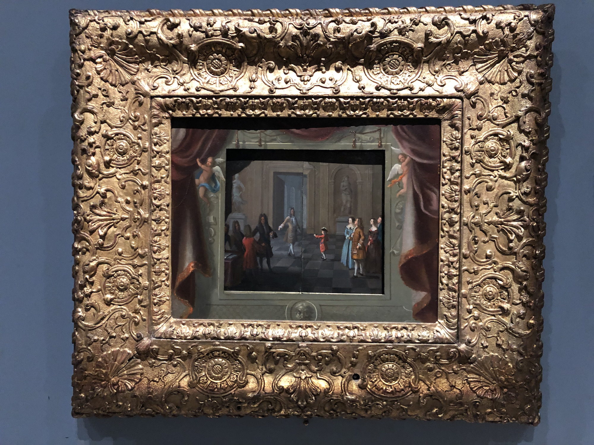 Attribué au père Sébastien (né Jean) Truchet (1657-1729), Tableau mécanique : L’Éducation de Louis XV (La Leçon de danse), Paris, vers 1720. Huiles sur cuivre, cadre en bois sculpté et doré, mécanisme horloger et tringles, 58,7 x 67,5 cm (avec cadre). Collection particulière © OPM