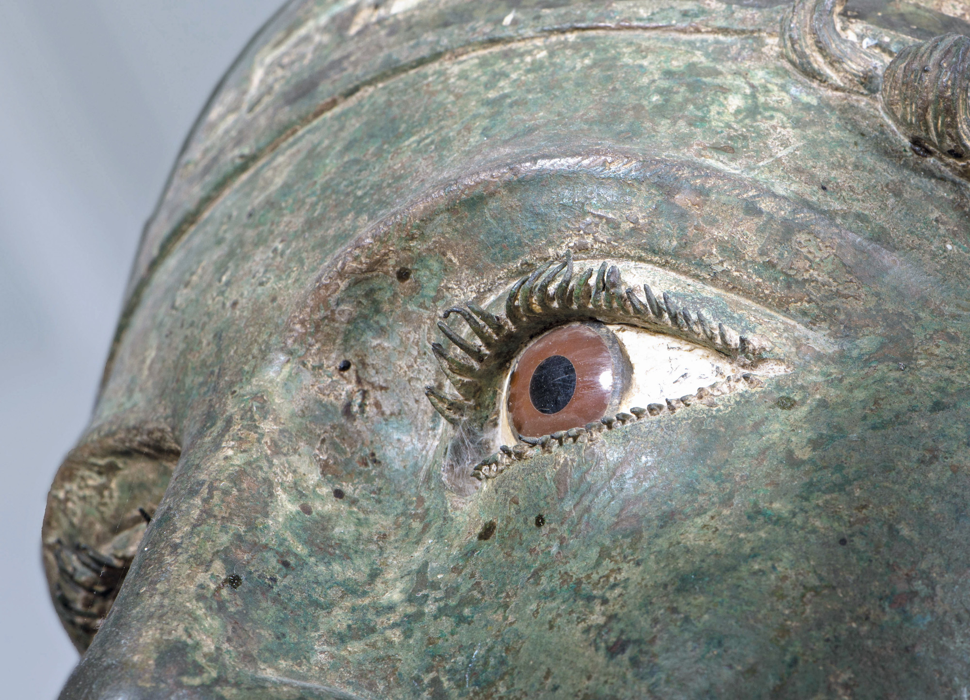 Détail de l’œil gauche de l’Aurige. © Ministère grec de la Culture et des Sports / C2RMF, P. Salinson / EFA, E. Miari
