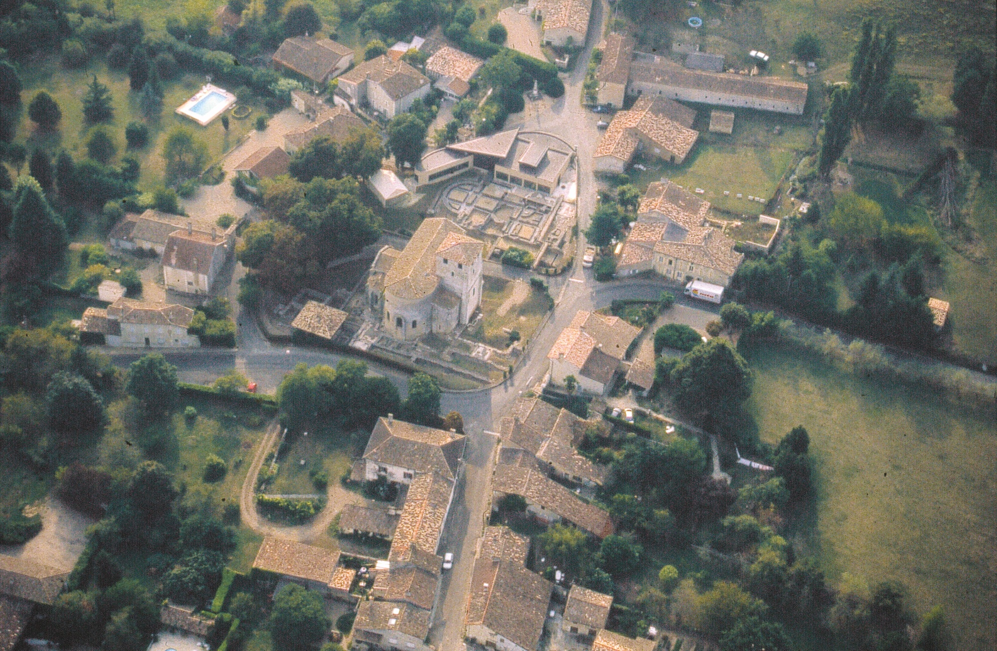 Vue aérienne de la villa antique et de l’église de Montcaret. © Fr. Didierjean