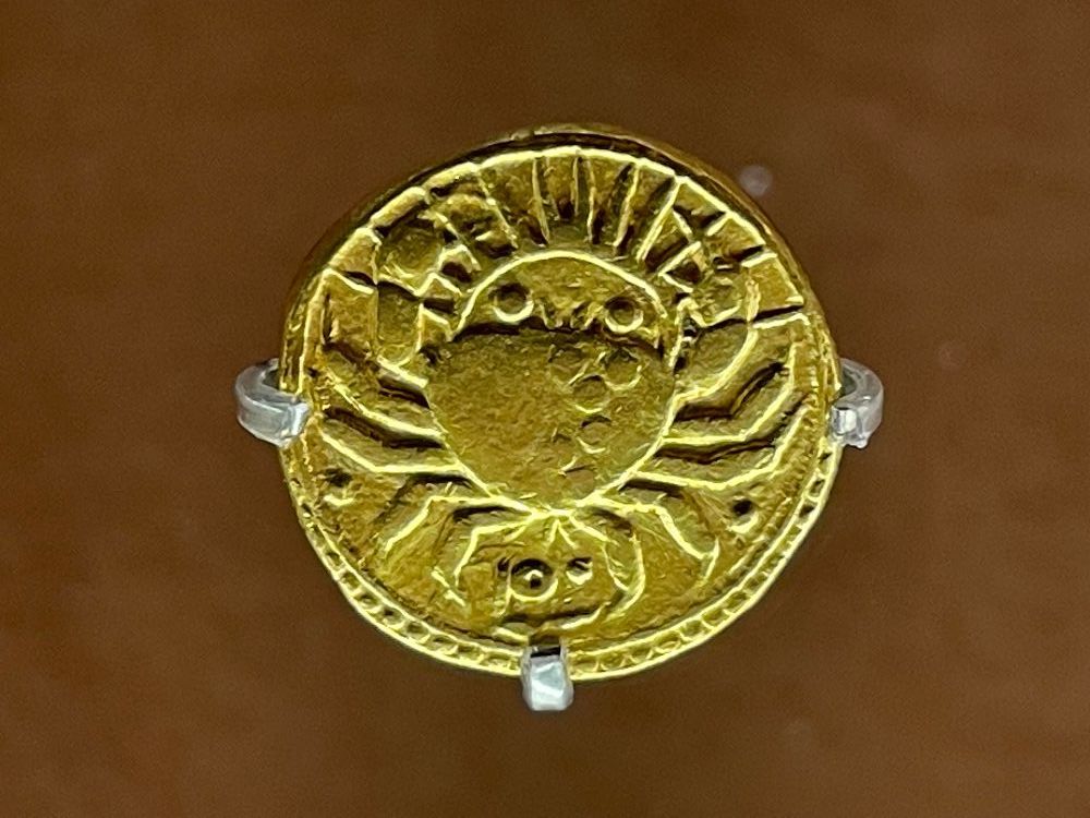 Monnaie représentant le signe zodiacal du cancer, frappée par l’empereur moghol Jihângîr (règne : 1605 à 1627). © Institut du monde arabe.
