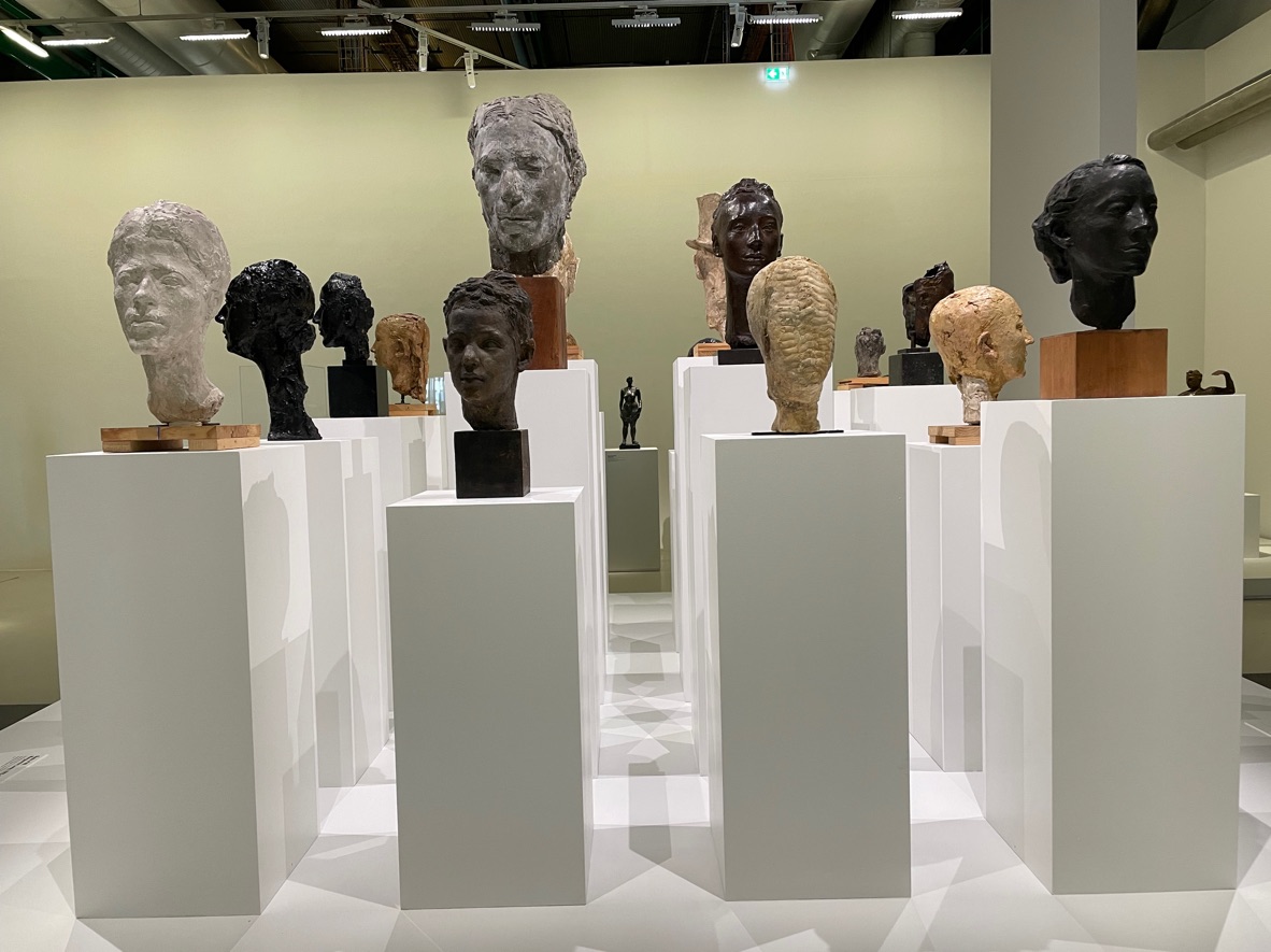 L’exposition s’ouvre sur un spectaculaire ensemble de bustes et têtes réalisés par l’artiste au début de sa carrière. © N.d'A.