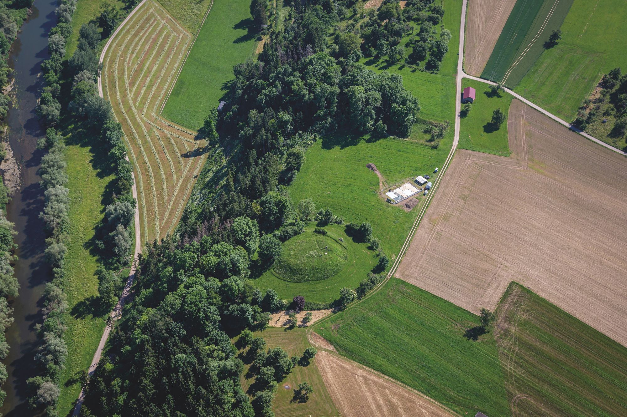 Photo aérienne de la fouille à proximité de la Baumburg. © Landesamt für Denkmalpflege / Christoph Steffen